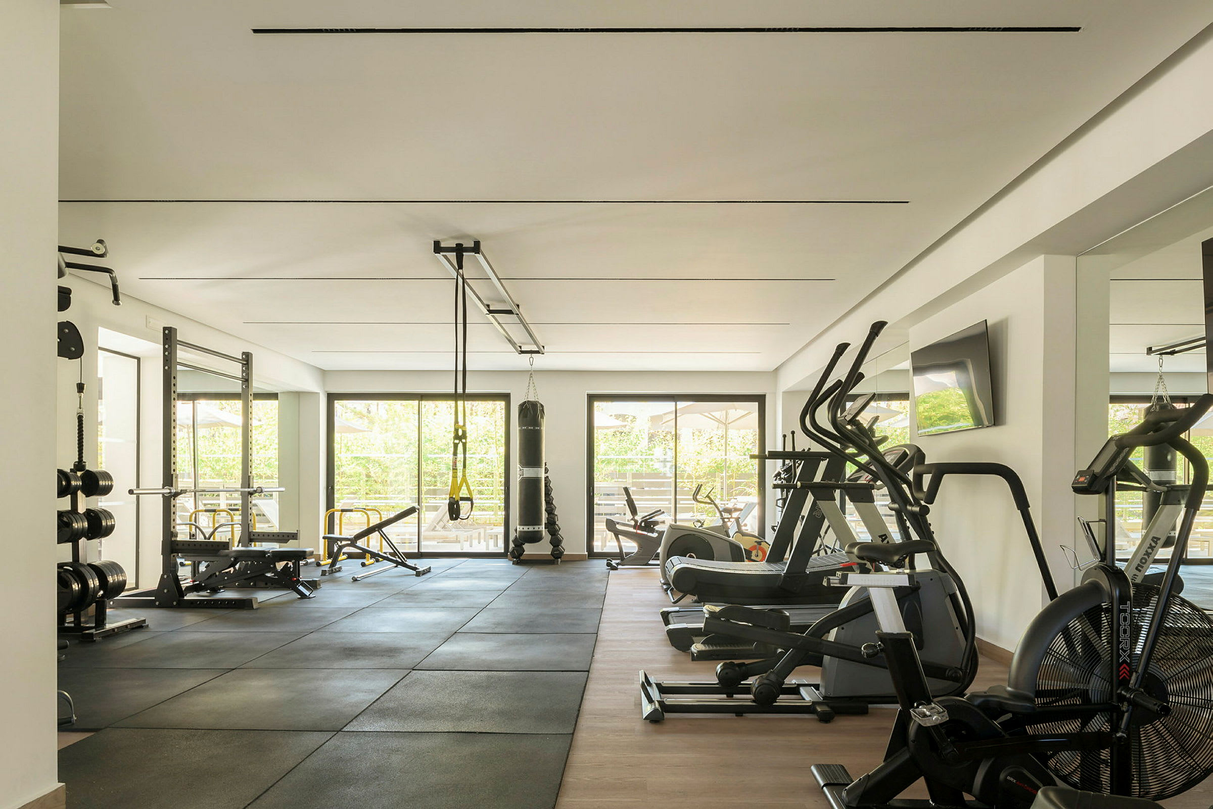 Ett gym med träningsmaskiner och vikter. (AI-genererad text)