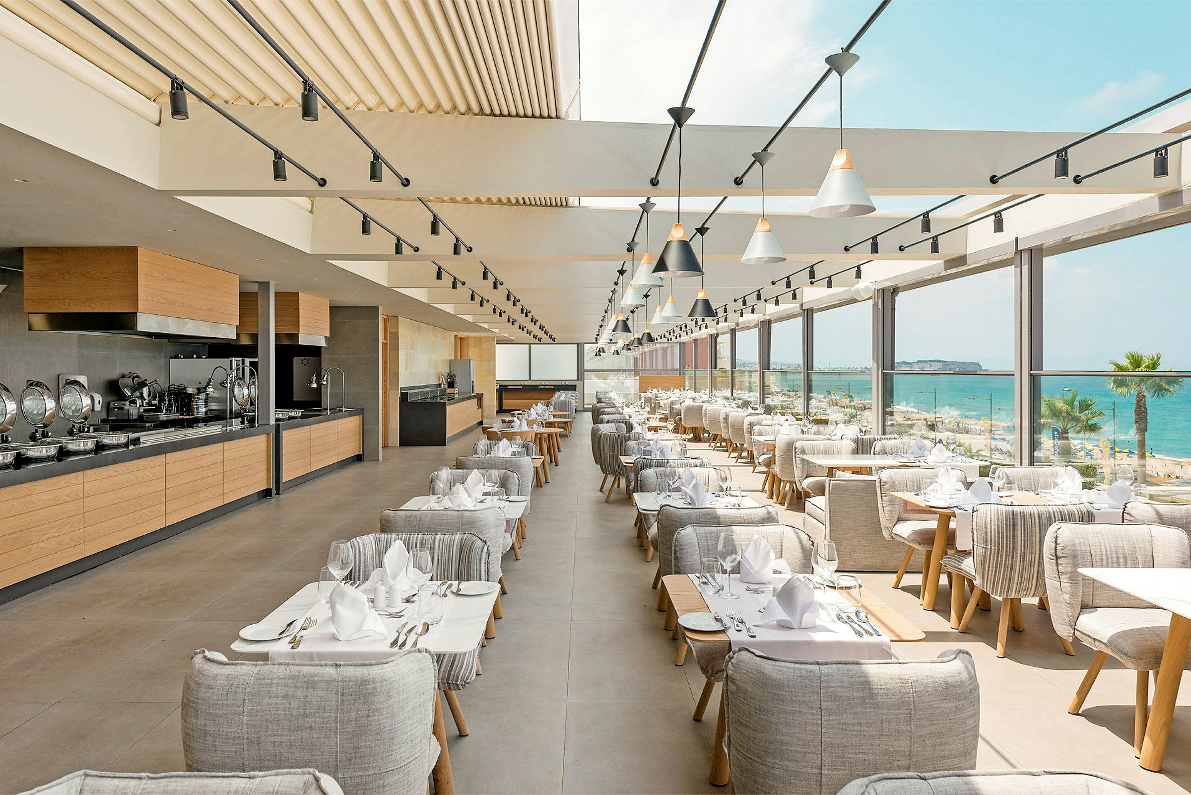 Restaurang med dukade bord och havsutsikt. (AI-genererad text)