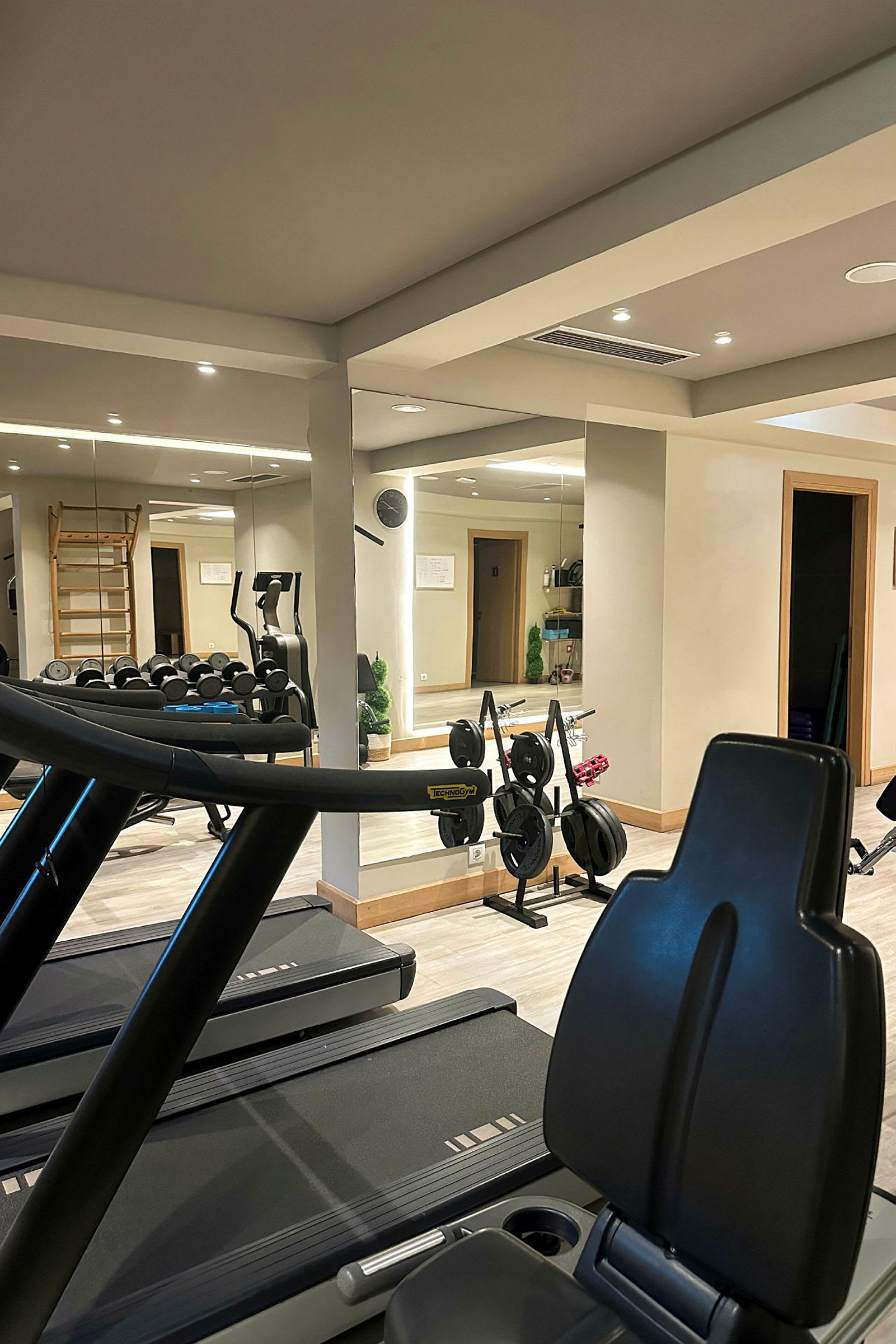 Ett gym med träningsutrustning som löpband, vikter och maskiner. (AI-genererad text)