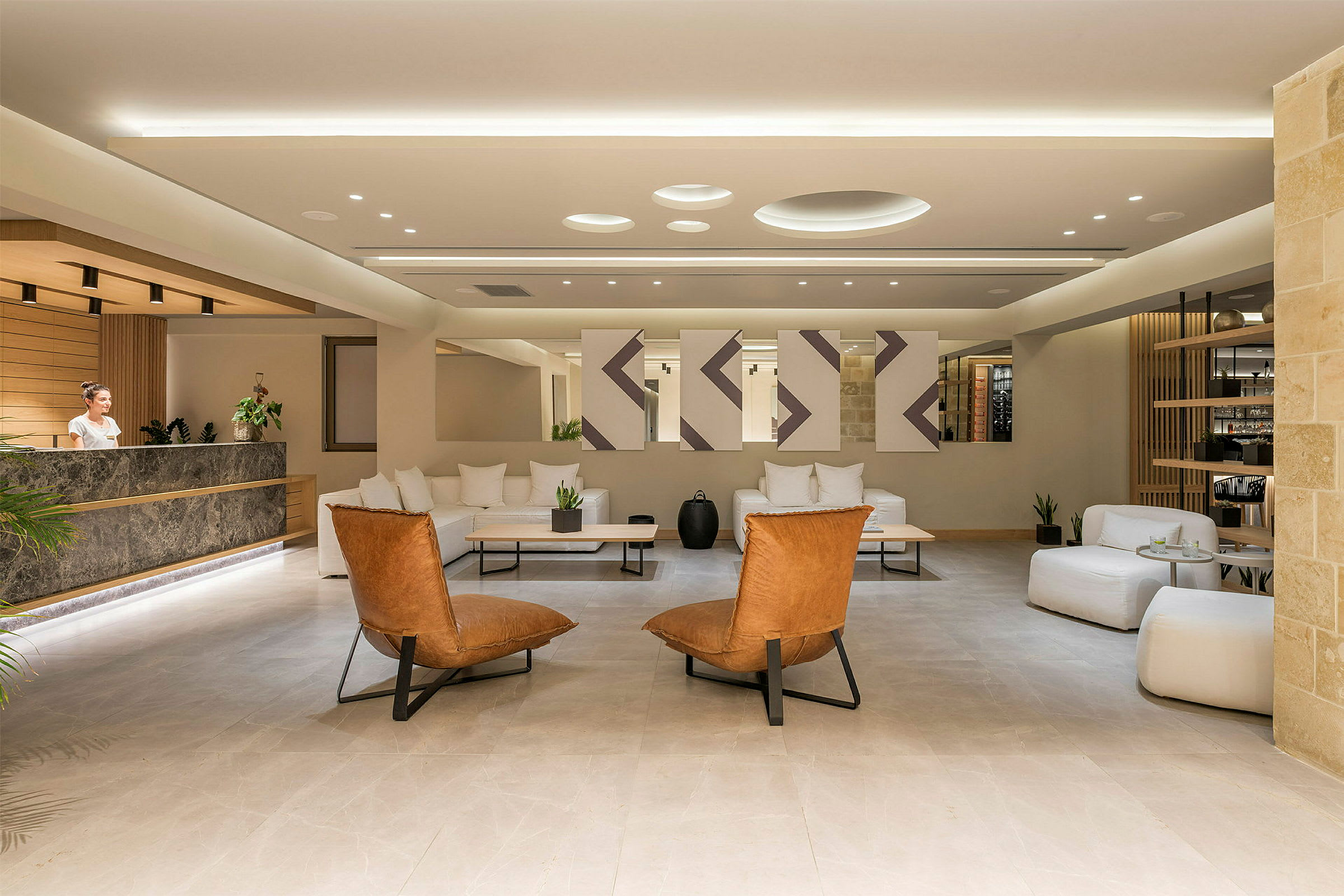 En modern hotelllobby med soffgrupp och marmormottagningsdisk. (AI-genererad text)