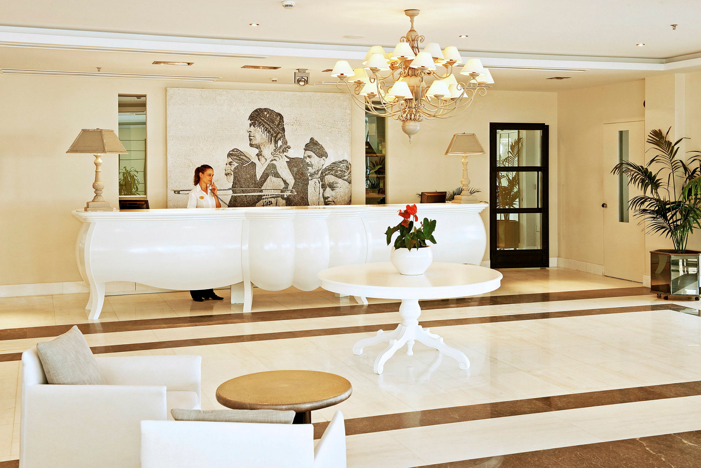 Interiör av hotellobby med reception och dekorativa möbler. (AI-genererad text)