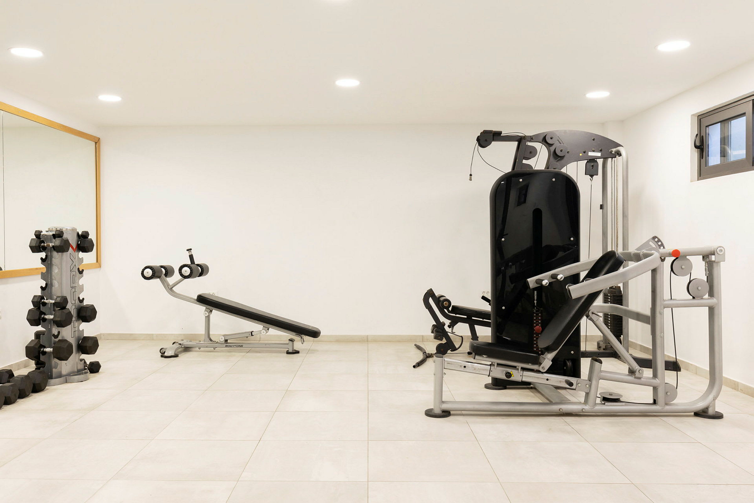 Ett gym med träningsmaskiner och hantlar. (AI-genererad text)