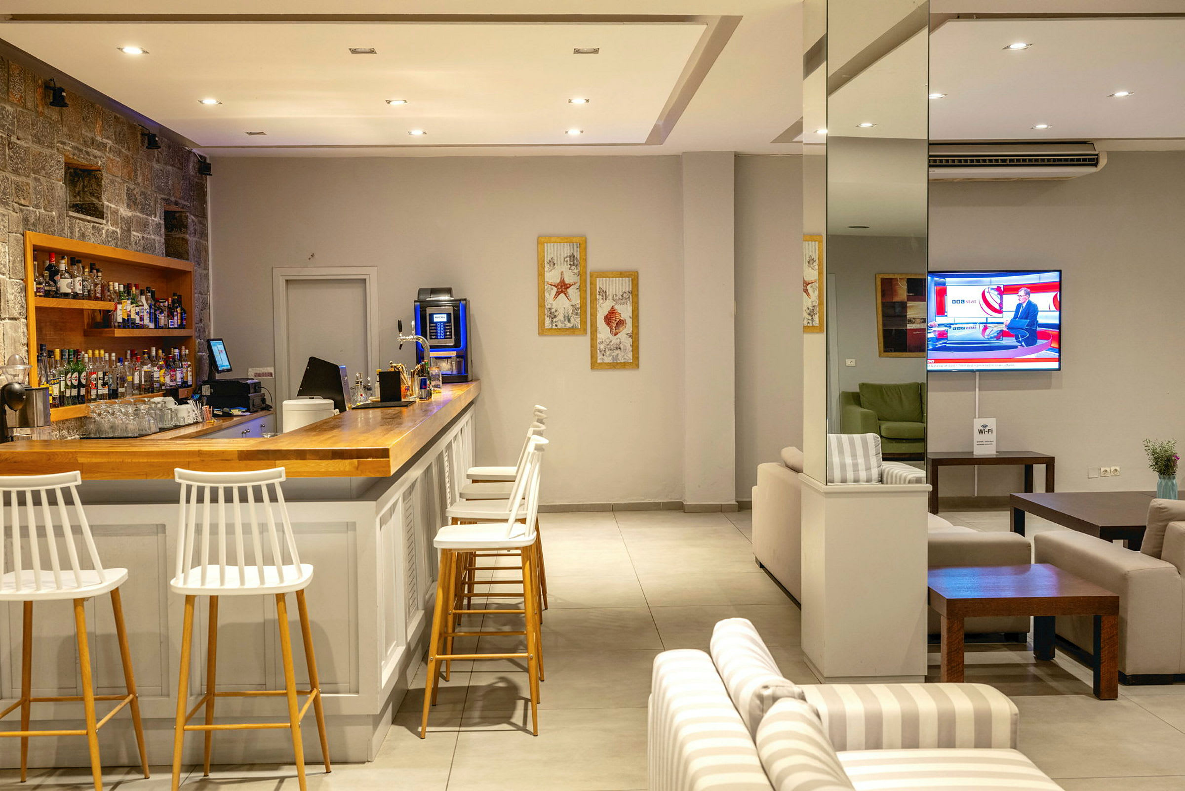 Modern bar och lounge med sittgrupp och TV. (AI-genererad text)