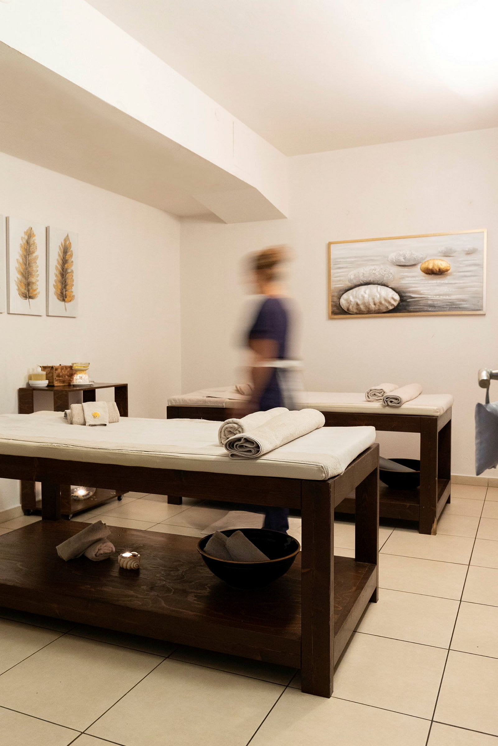 Massagerum med två bänkar och dekorationer. (AI-genererad text)