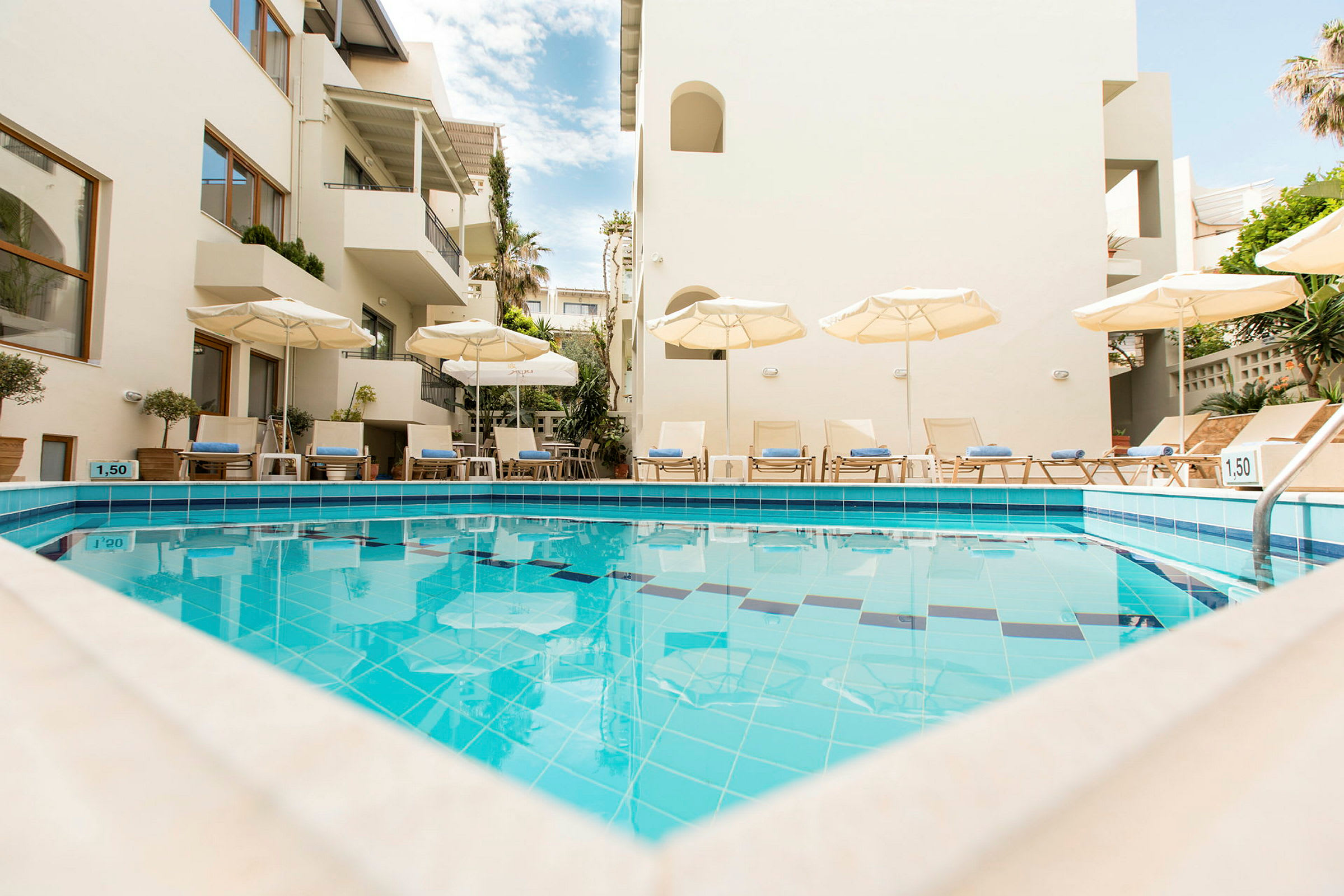 Utomhuspool med solstolar och parasoller vid ett hotell. (AI-genererad text)