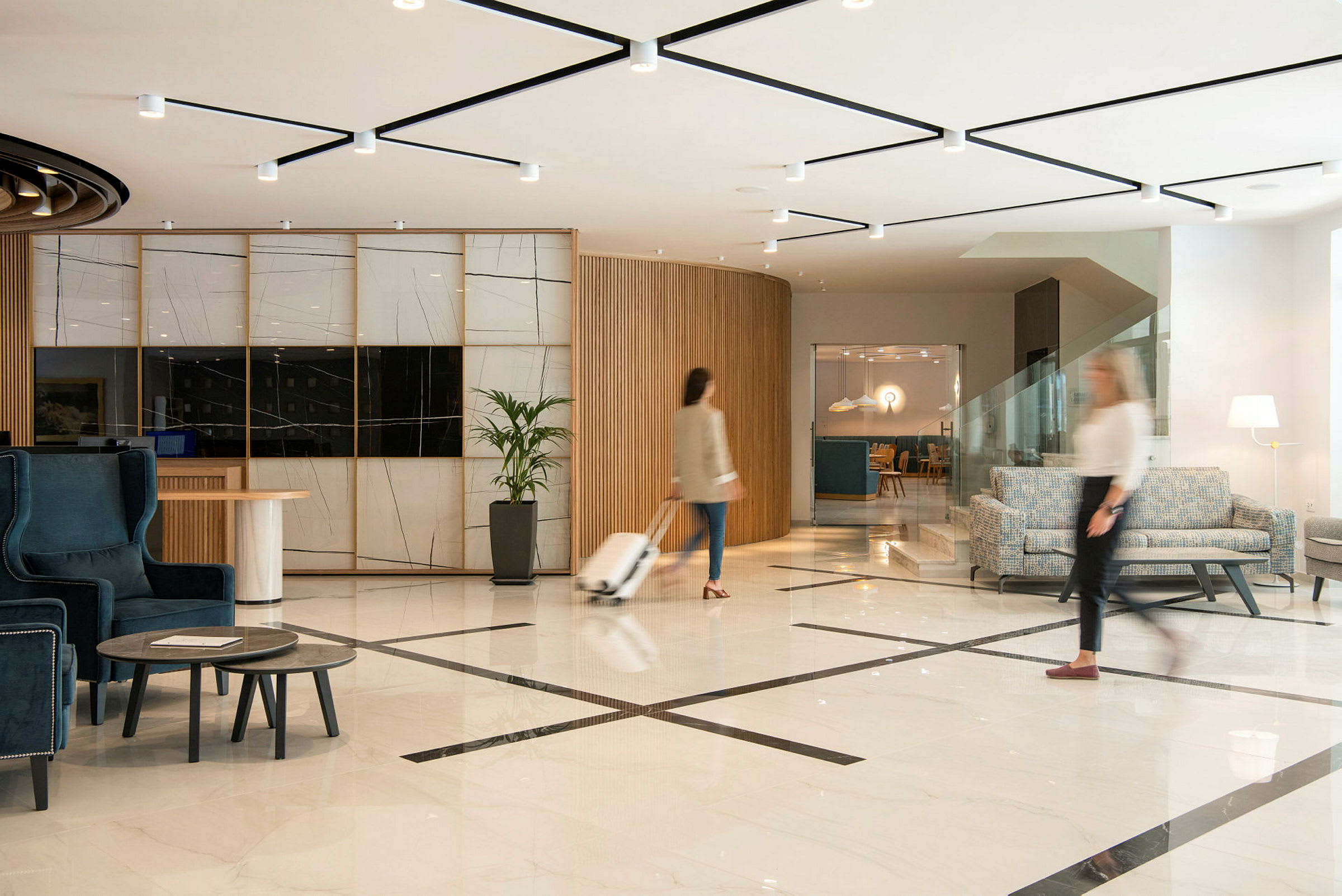 Modern hotellobby med marmor, möbler och människor. (AI-genererad text)