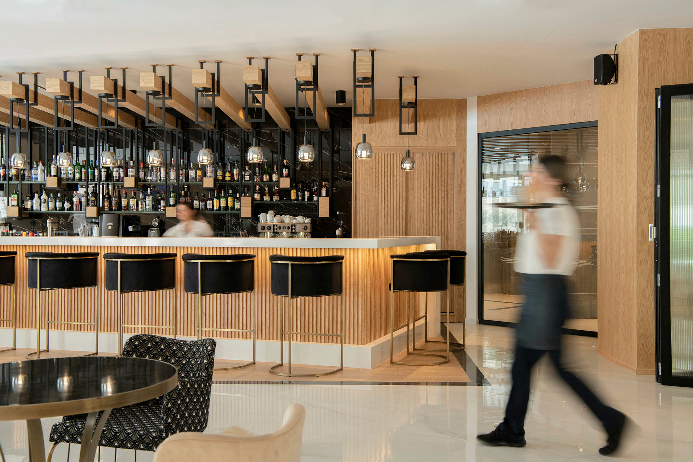 Modern bar med svart barstolar och träpaneler. (AI-genererad text)