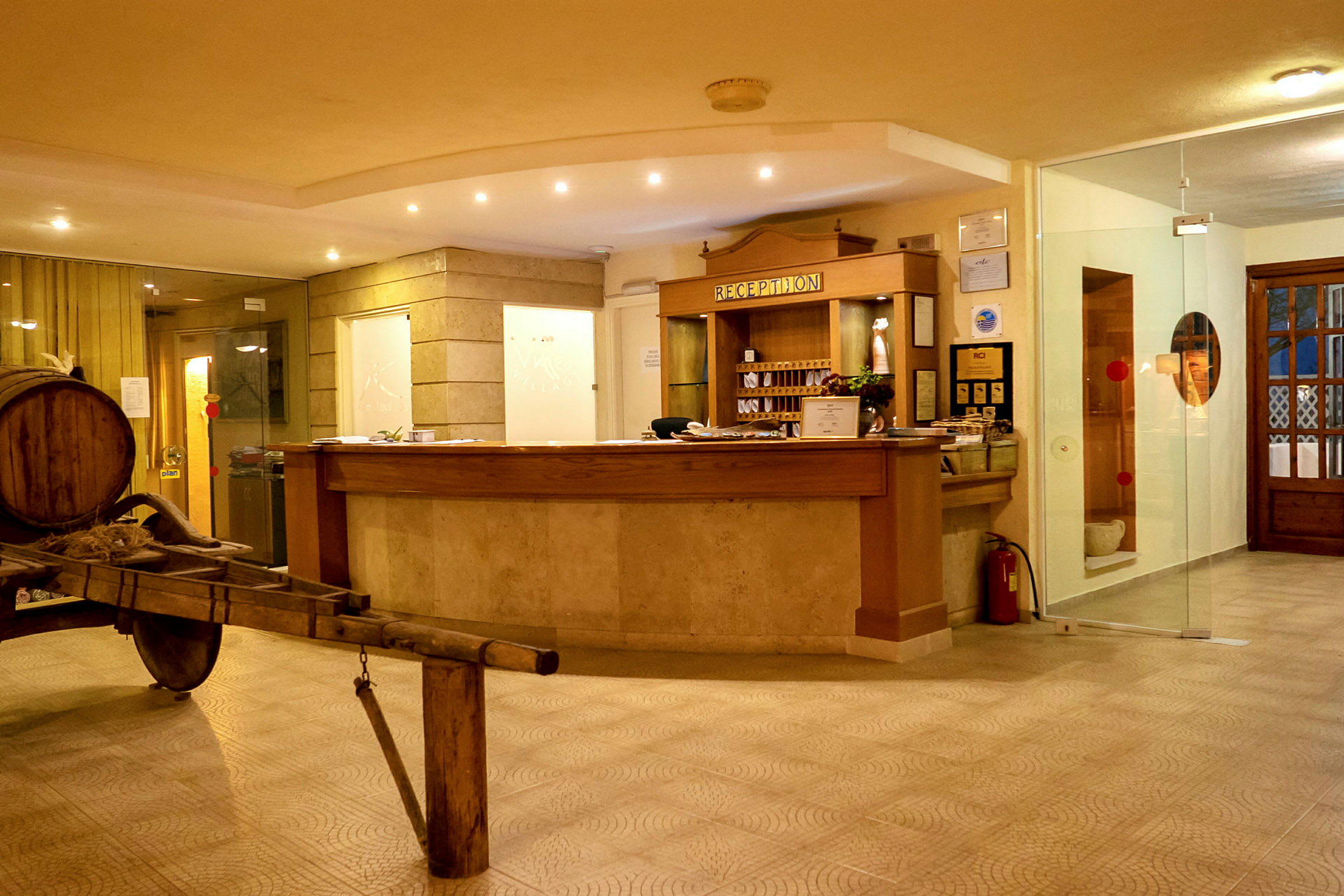 Hotellreception med trädisk, dekorationer och träsläde. (AI-genererad text)