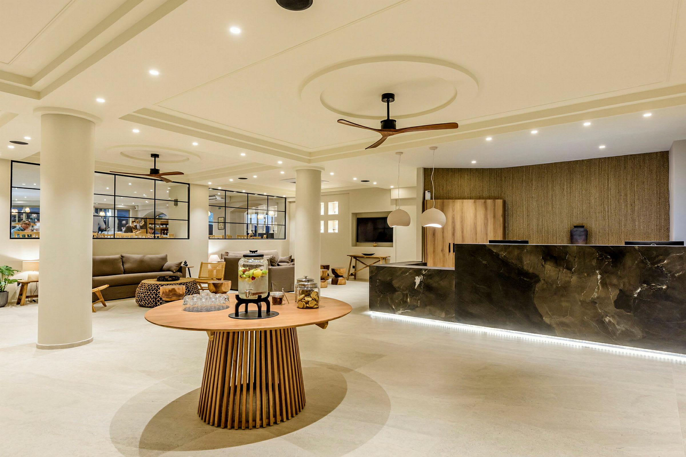 Ett hotellrum med modern inredning, inklusive en receptionsdisk och en sittgrupp. (AI-genererad text)