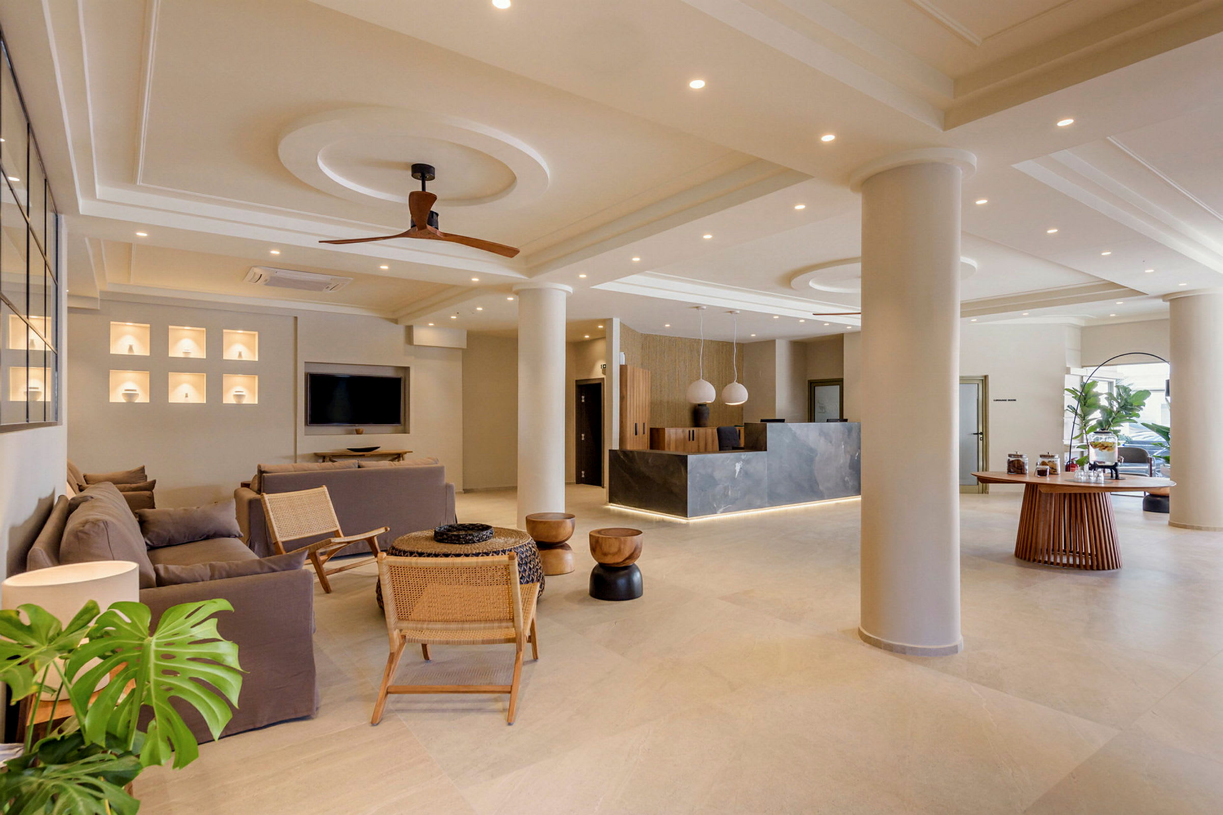 En modern hotellobby med sittgrupper och en reception. (AI-genererad text)