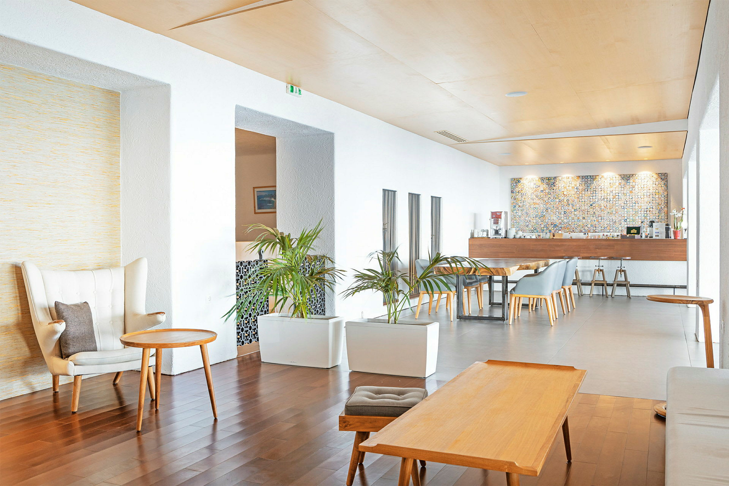 Loungeområde med sittmöbler och bar. (AI-genererad text)