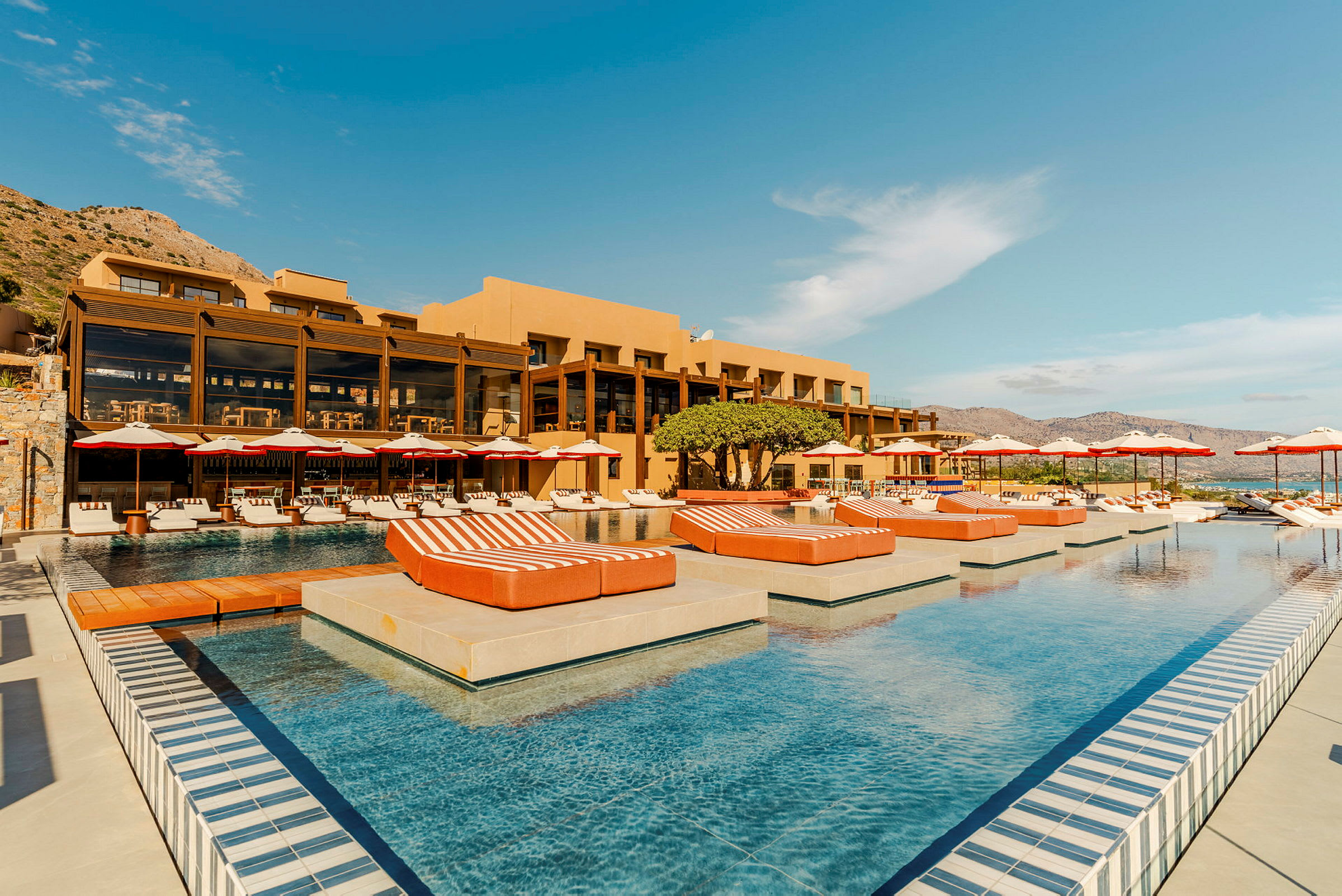 Bild av en resort med pool, solstolar och parasoller. (AI-genererad text)