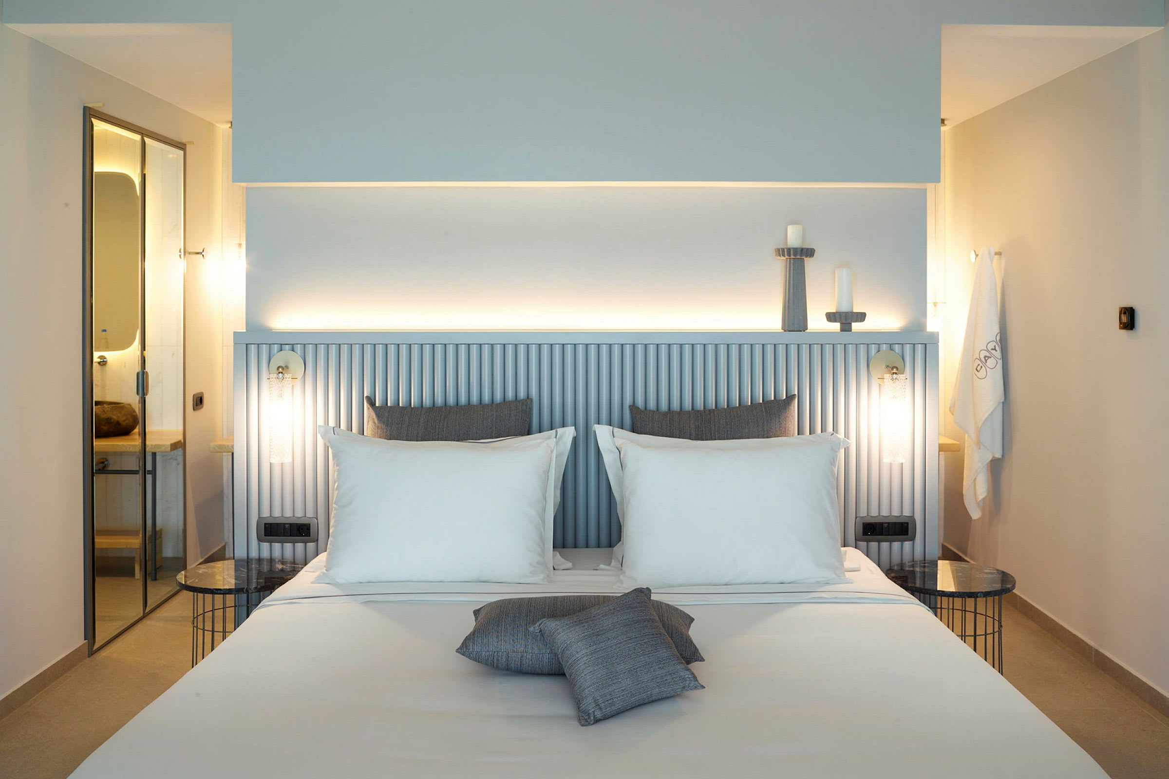 Ett stilrent hotellrum med en dubbelsäng och moderna detaljer. (AI-genererad text)