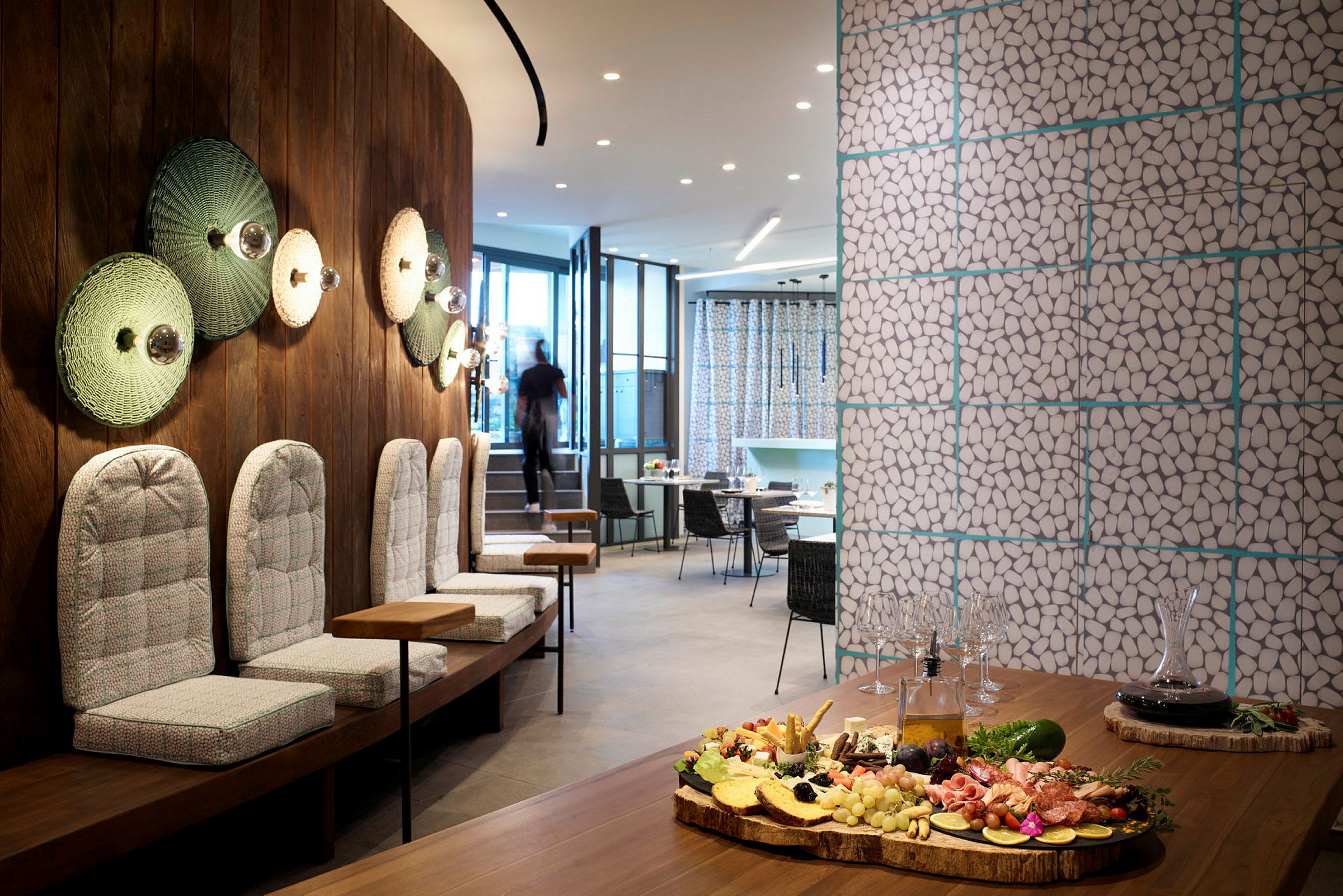Modern restauranginteriör med bord dekorerade med mat och väggsittplatser. (AI-genererad text)
