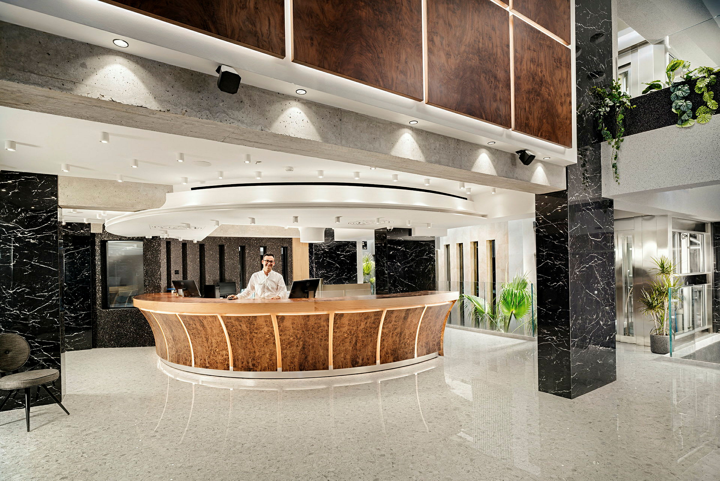 En modern reception med träpanel och marmordekor. (AI-genererad text)