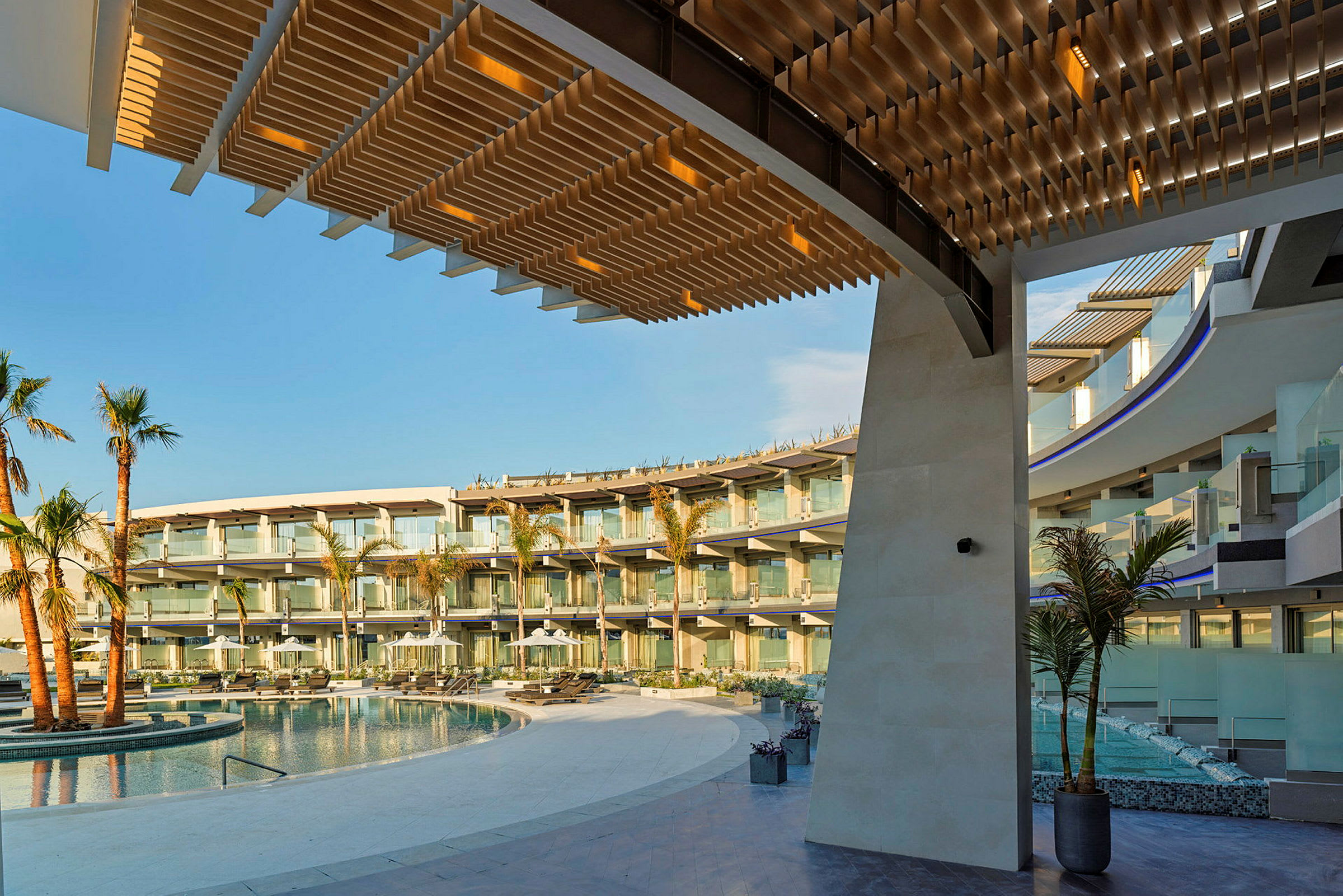 Modernt hotell med pool och palmer (AI-genererad text)