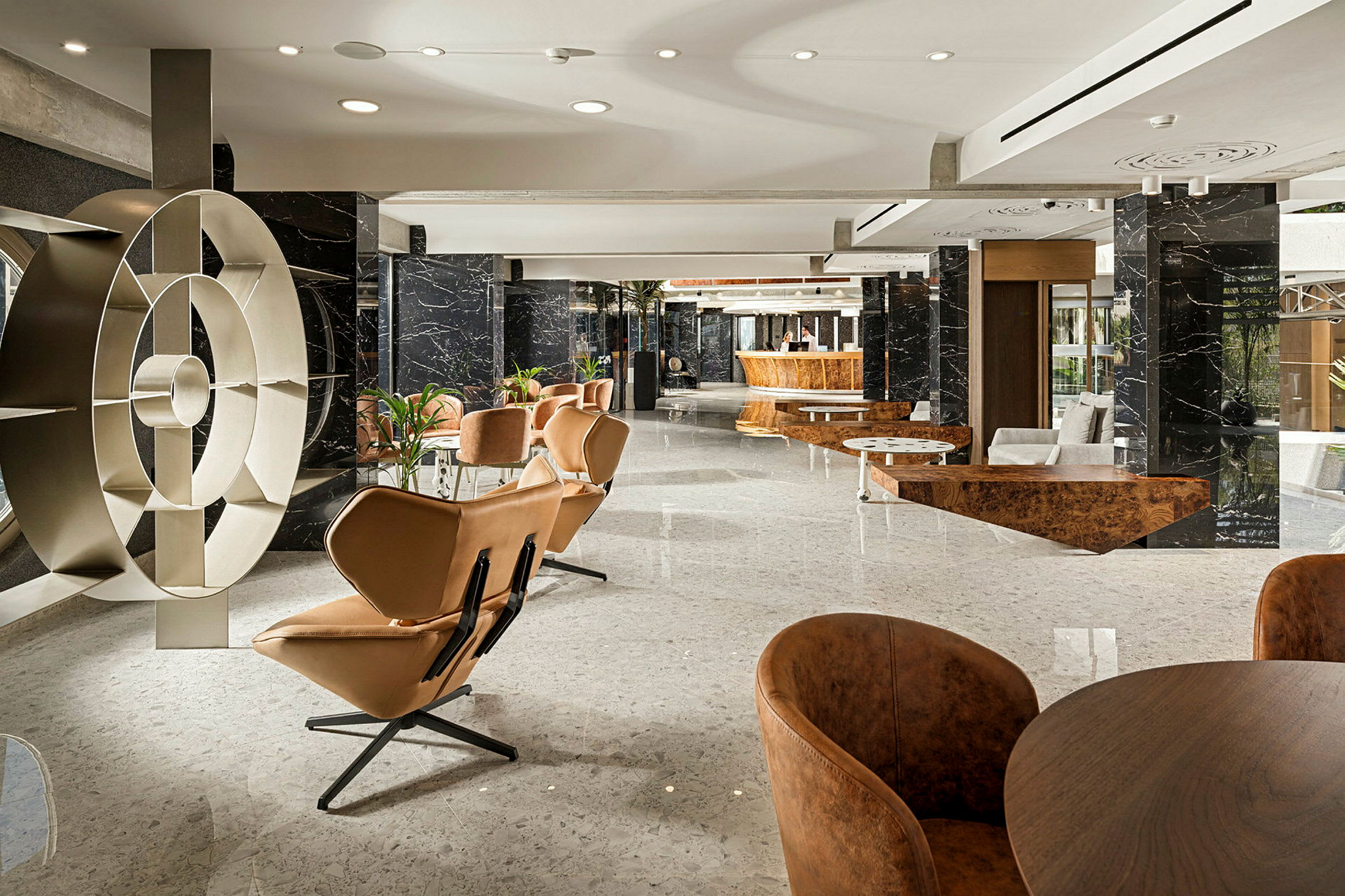 Ett modernt hotellfoajé med designmöbler och marmordekor. (AI-genererad text)