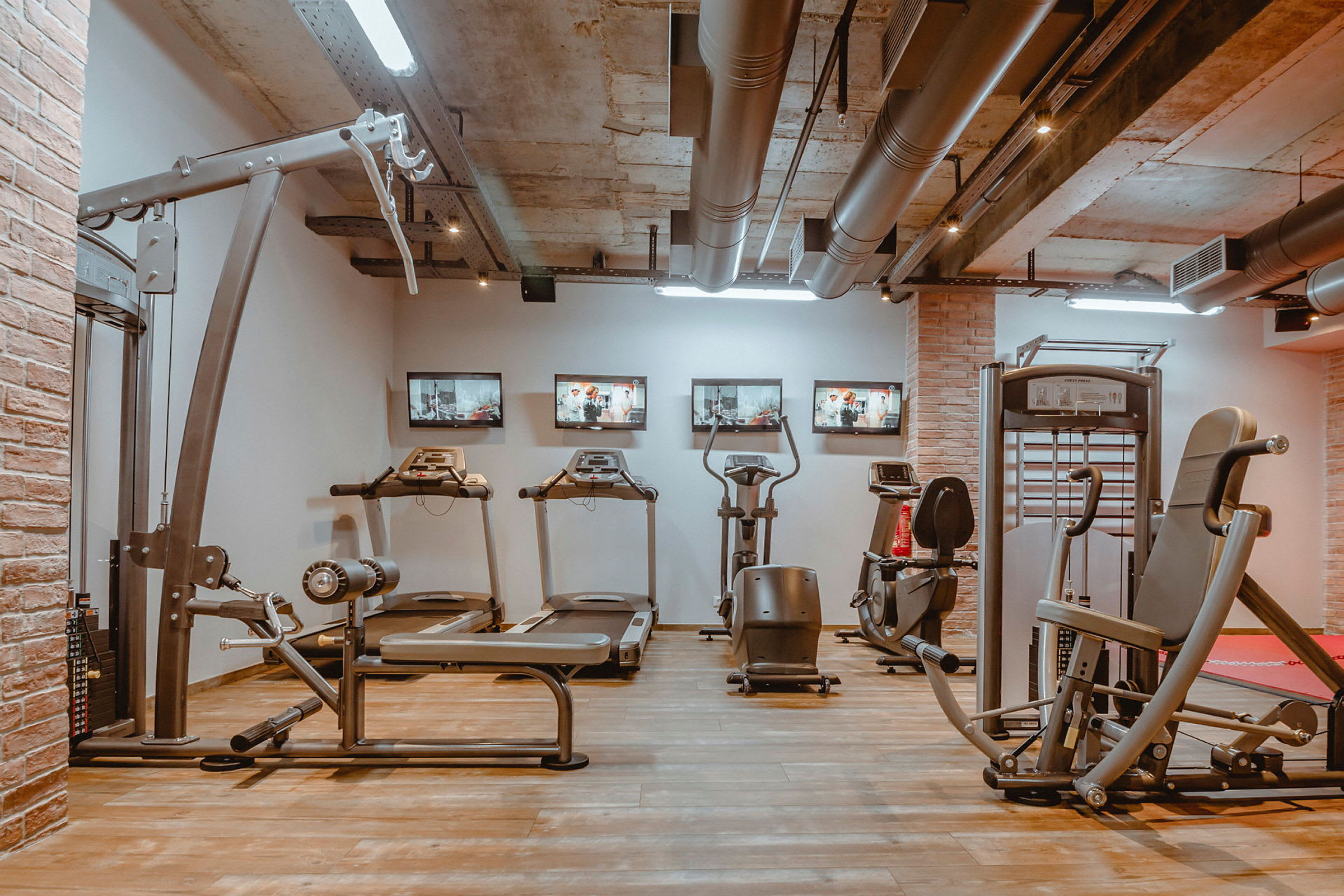 Ett gymrum med träningsmaskiner och löpband. (AI-genererad text)