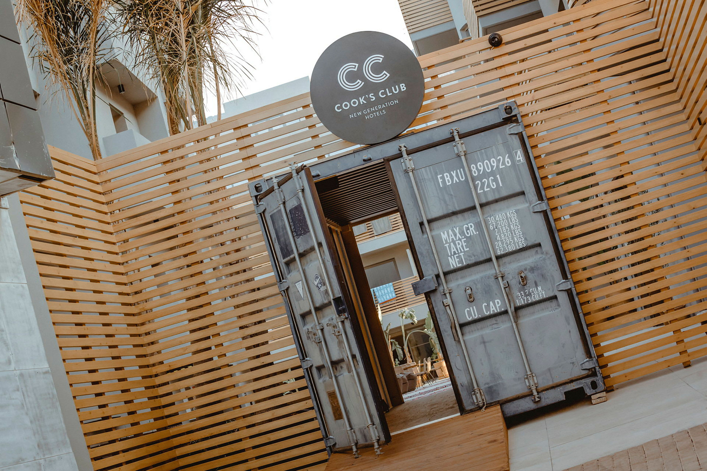 Ingång till Cook's Club med en öppen container används som dörr. (AI-genererad text)