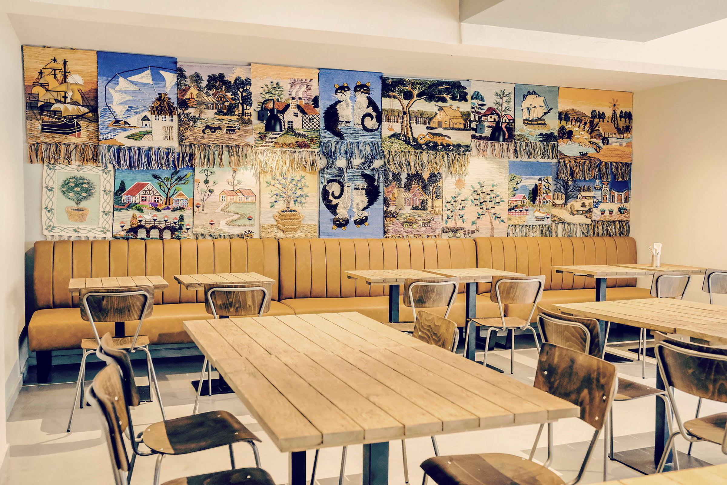 Restaurang med väggdekorationer och trämöbler. (AI-genererad text)