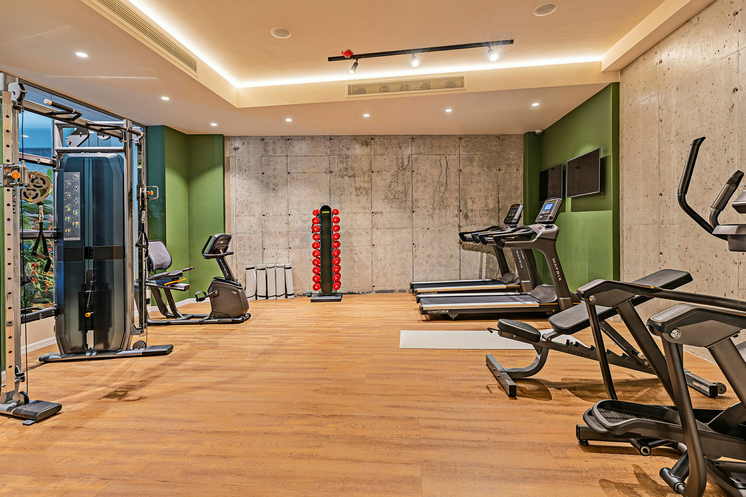 Gym med träningsmaskiner och fria vikter. (AI-genererad text)