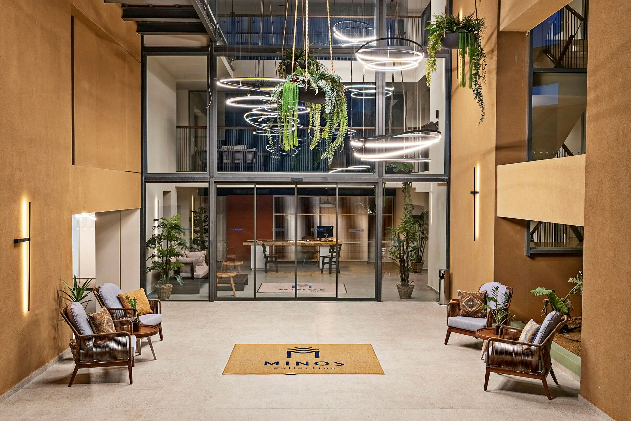 Hotellets lobby med moderna sittplatser och dekorativa lampor. (AI-genererad text)