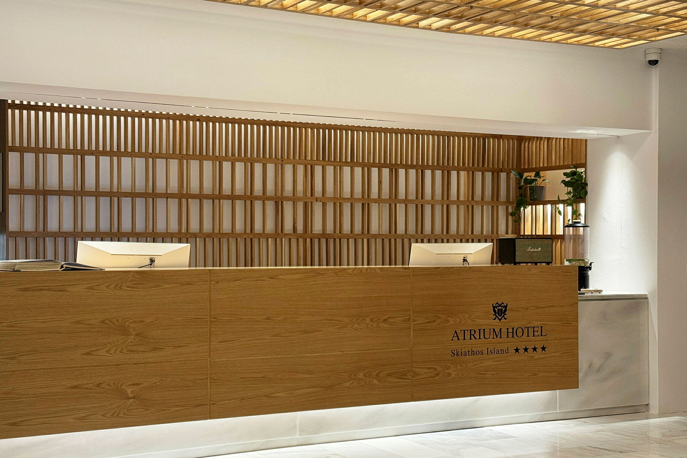 Hotellreception med träpaneler och datorskärmar. (AI-genererad text)