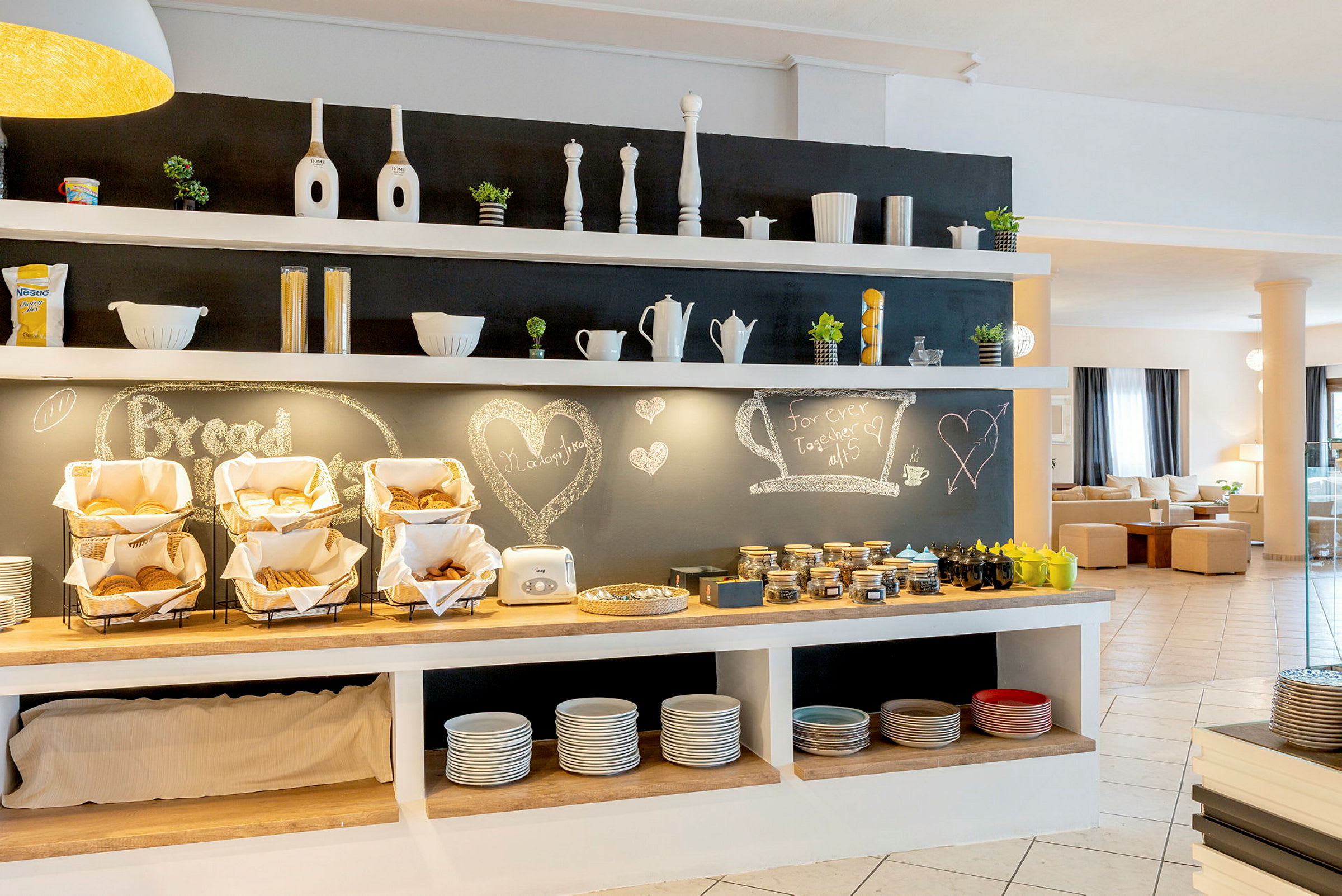 Restaurangens självserveringsdisk med bröd och tillbehör. (AI-genererad text)