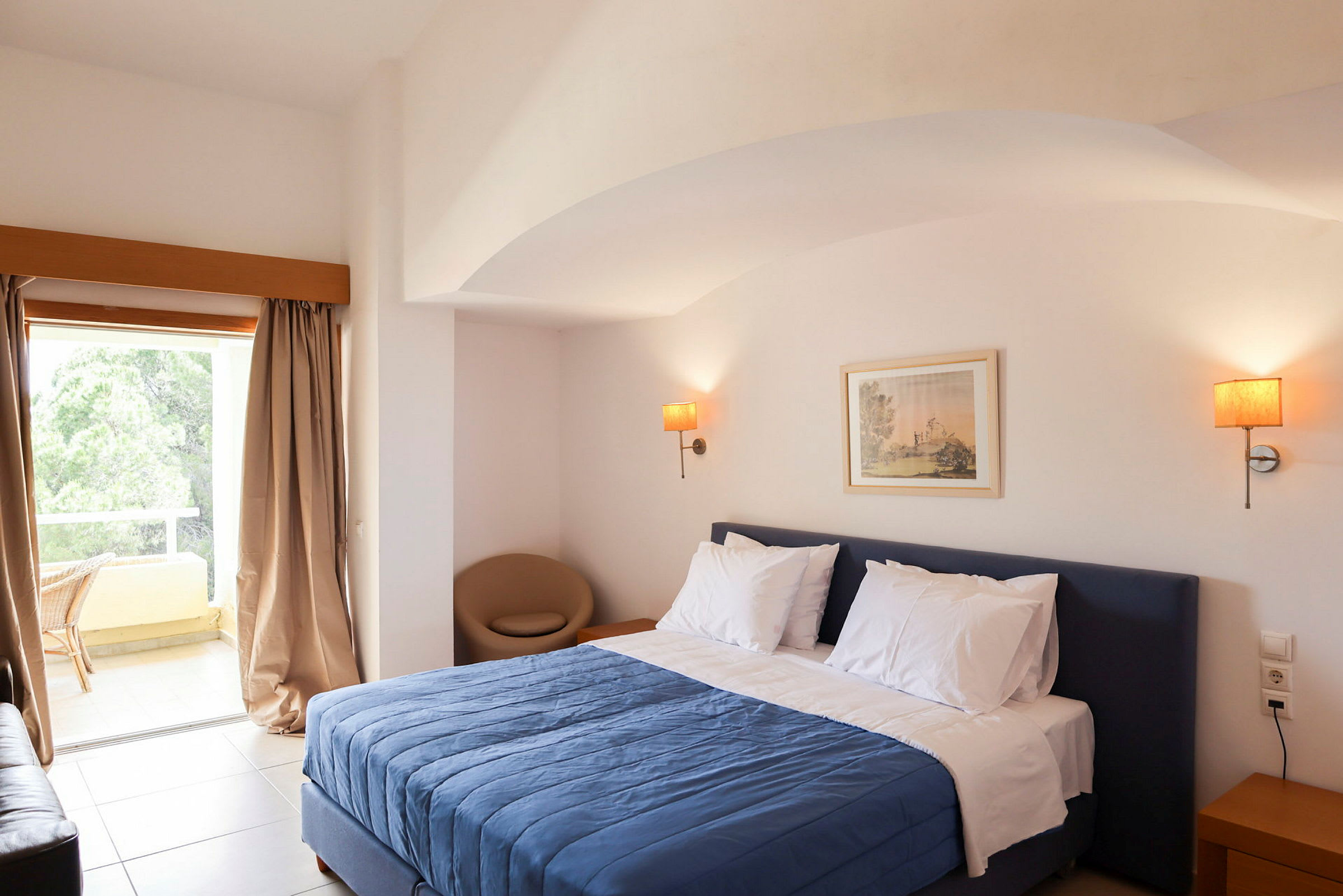 Hotellrum med en dubbelsäng och en balkong. (AI-genererad text)