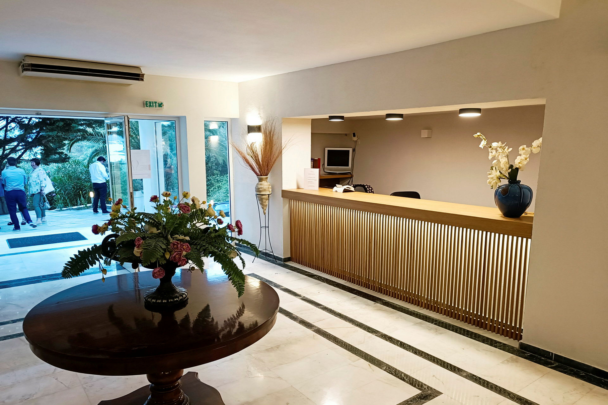 Reception med trädetaljer och dekorationsväxter. (AI-genererad text)