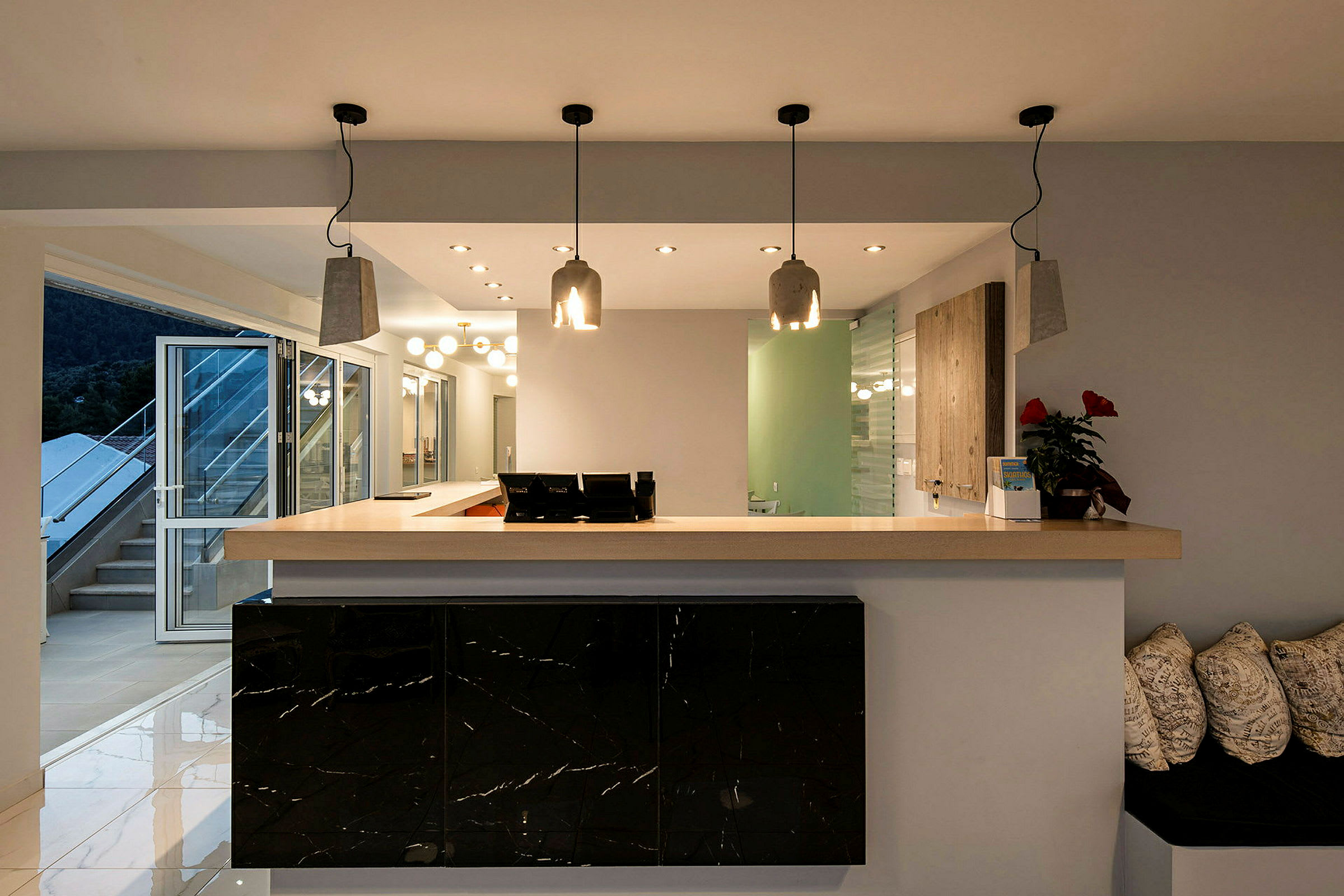 Reception med modern inredning. (AI-genererad text)