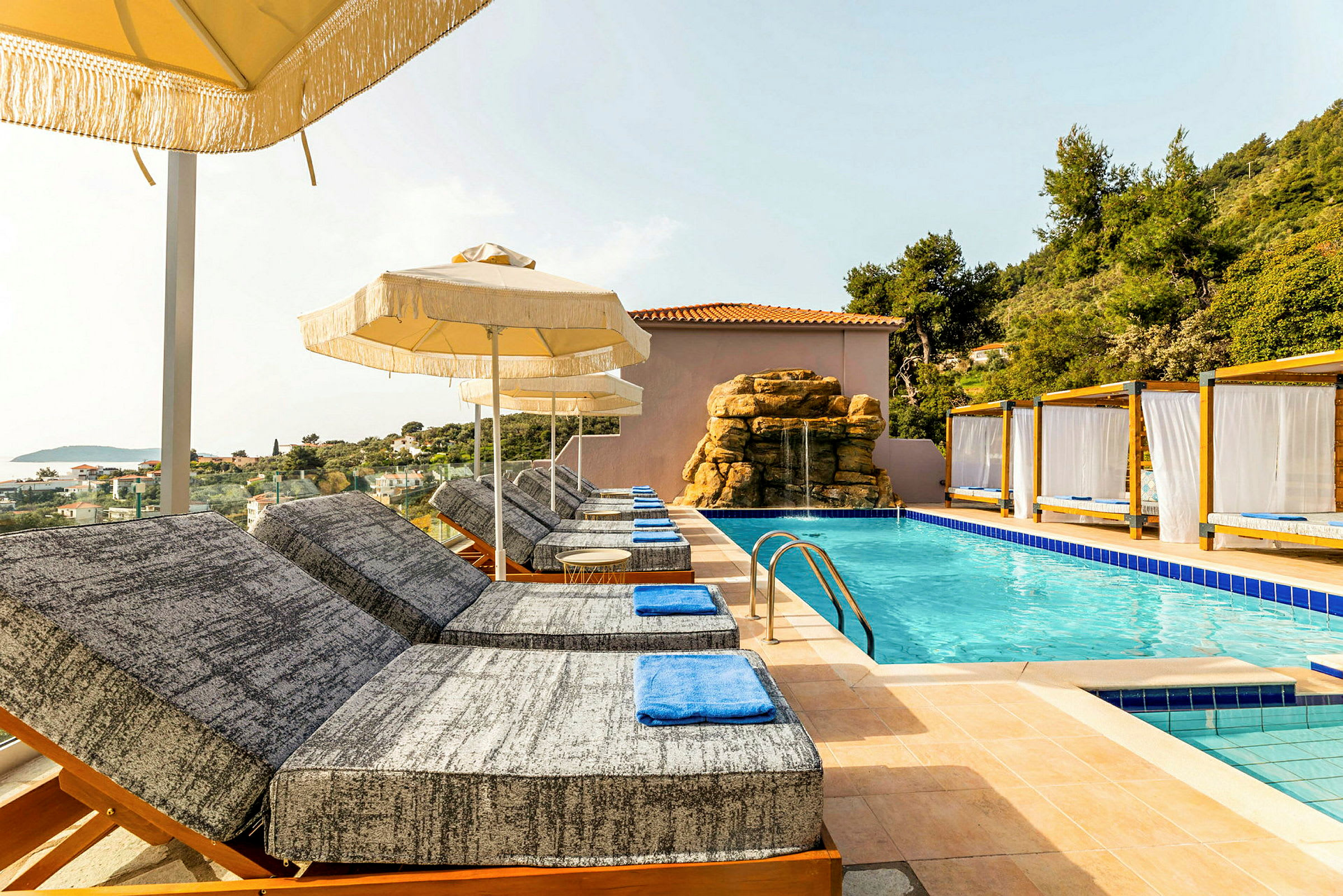 Solstolar vid en pool med parasoller och cabanas. (AI-genererad text)
