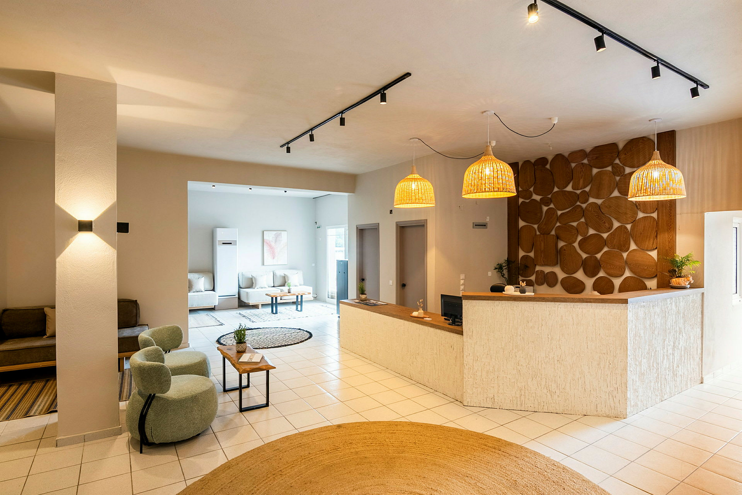 Ljust inrett hotellobby med sittgrupper och reception. (AI-genererad text)