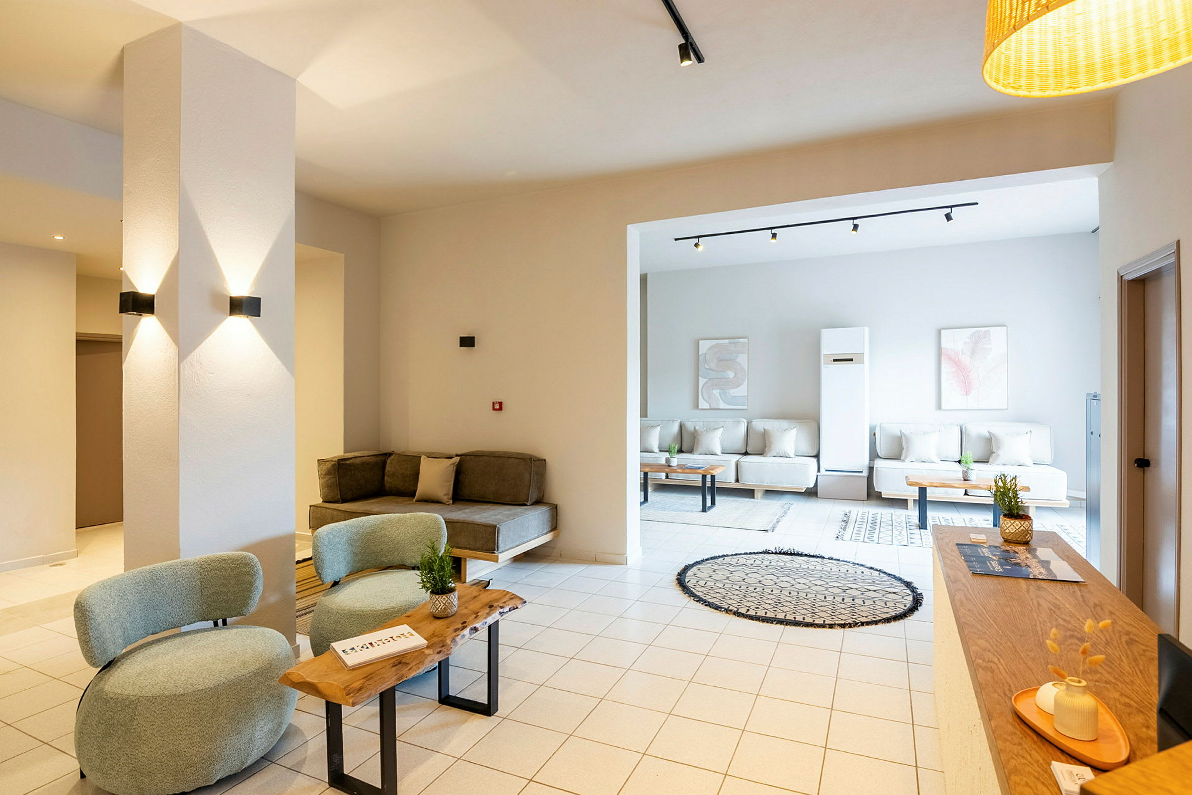 Ett modernt och rymligt hotellområde med sittplatser och belysning. (AI-genererad text)