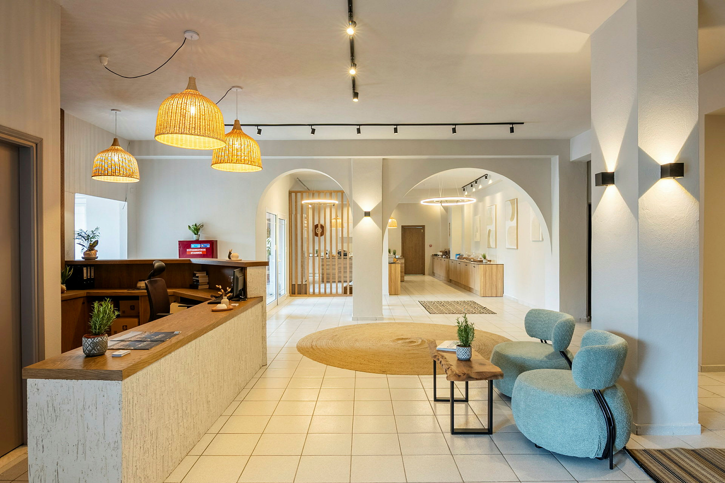Hotellobby med receptionsdisk, moderna möbler och dekorativ belysning. (AI-genererad text)