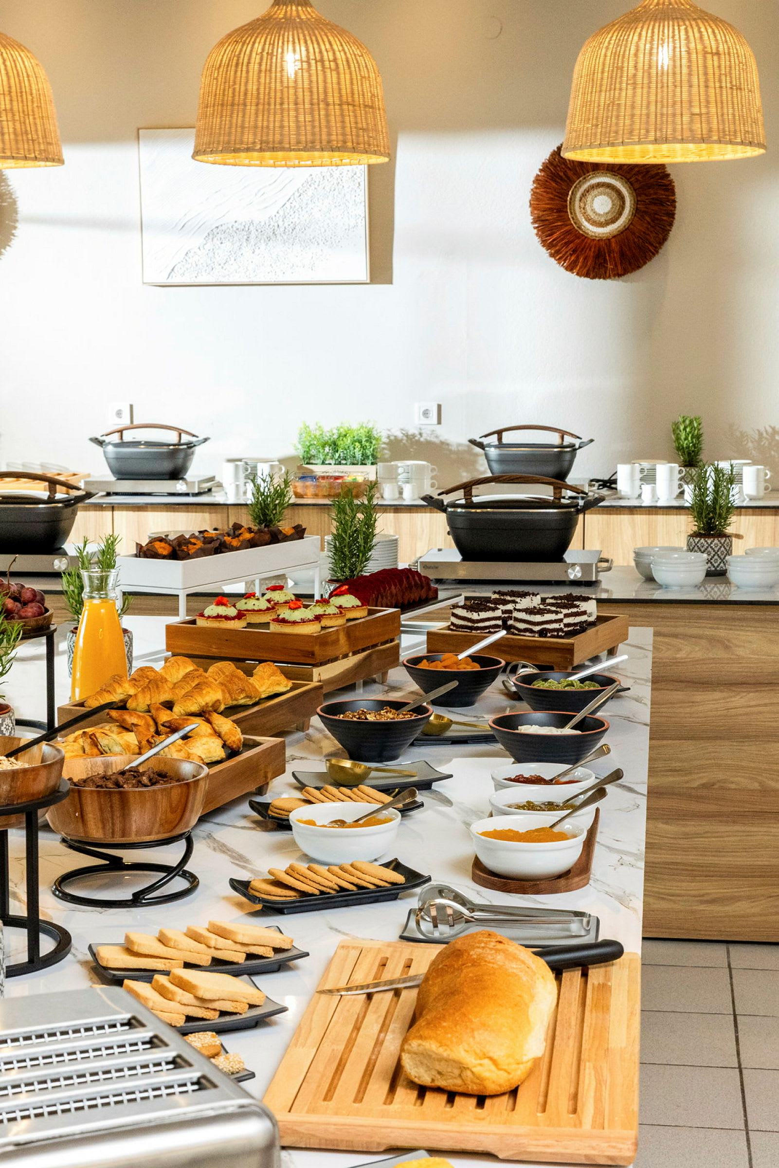 Frukostbuffé med bröd, bakverk och olika tillbehör. (AI-genererad text)