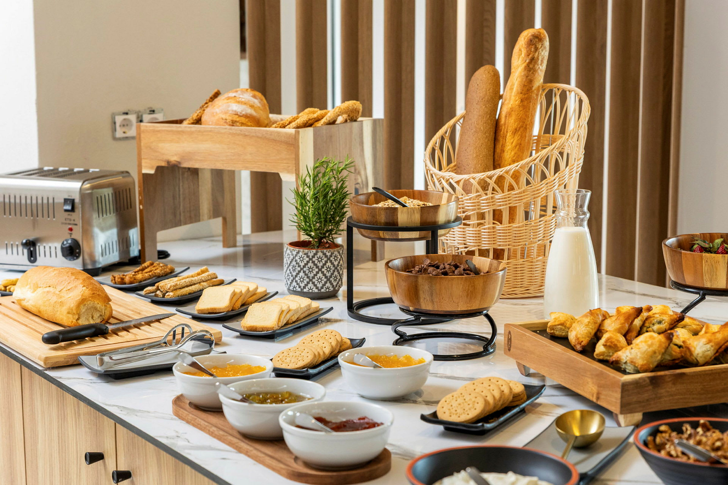 Frukostbuffé med bröd, pålägg och bakverk. (AI-genererad text)