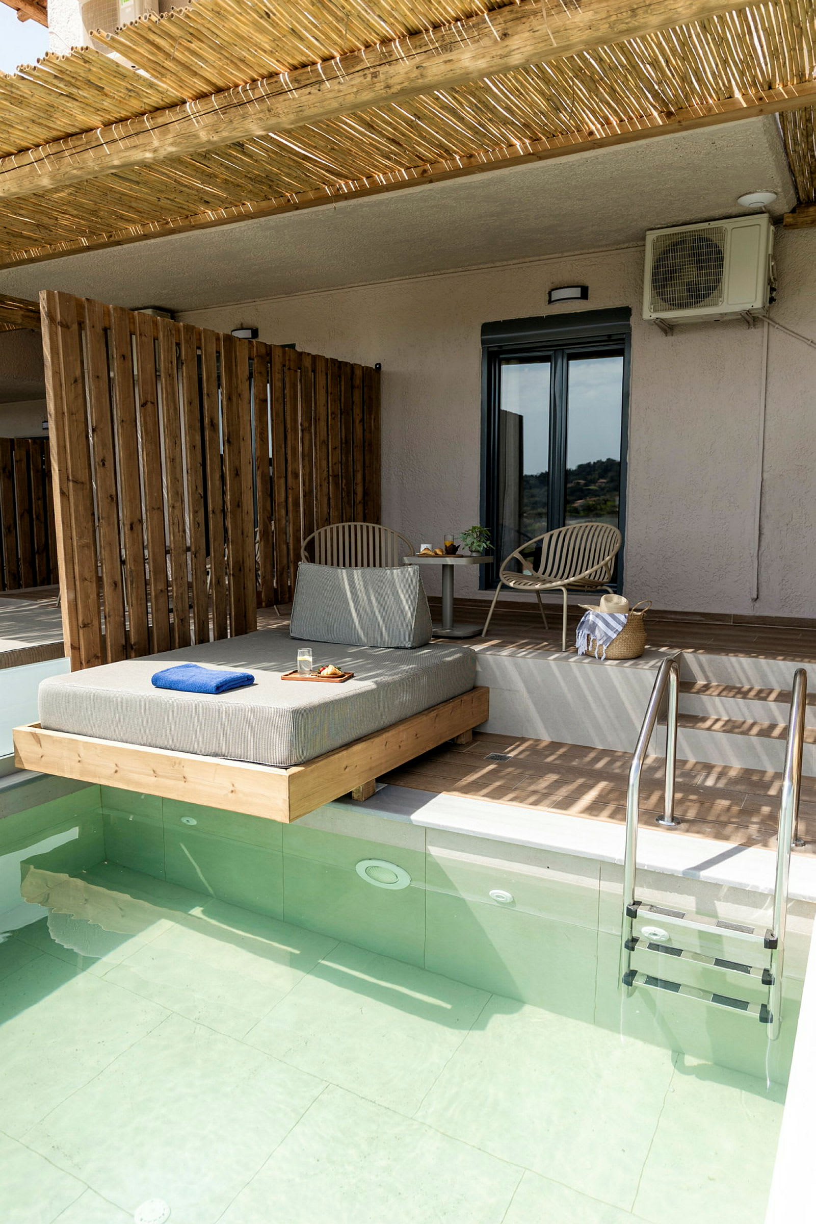 En terrass med en privat pool, solstol, bord och stolar. (AI-genererad text)