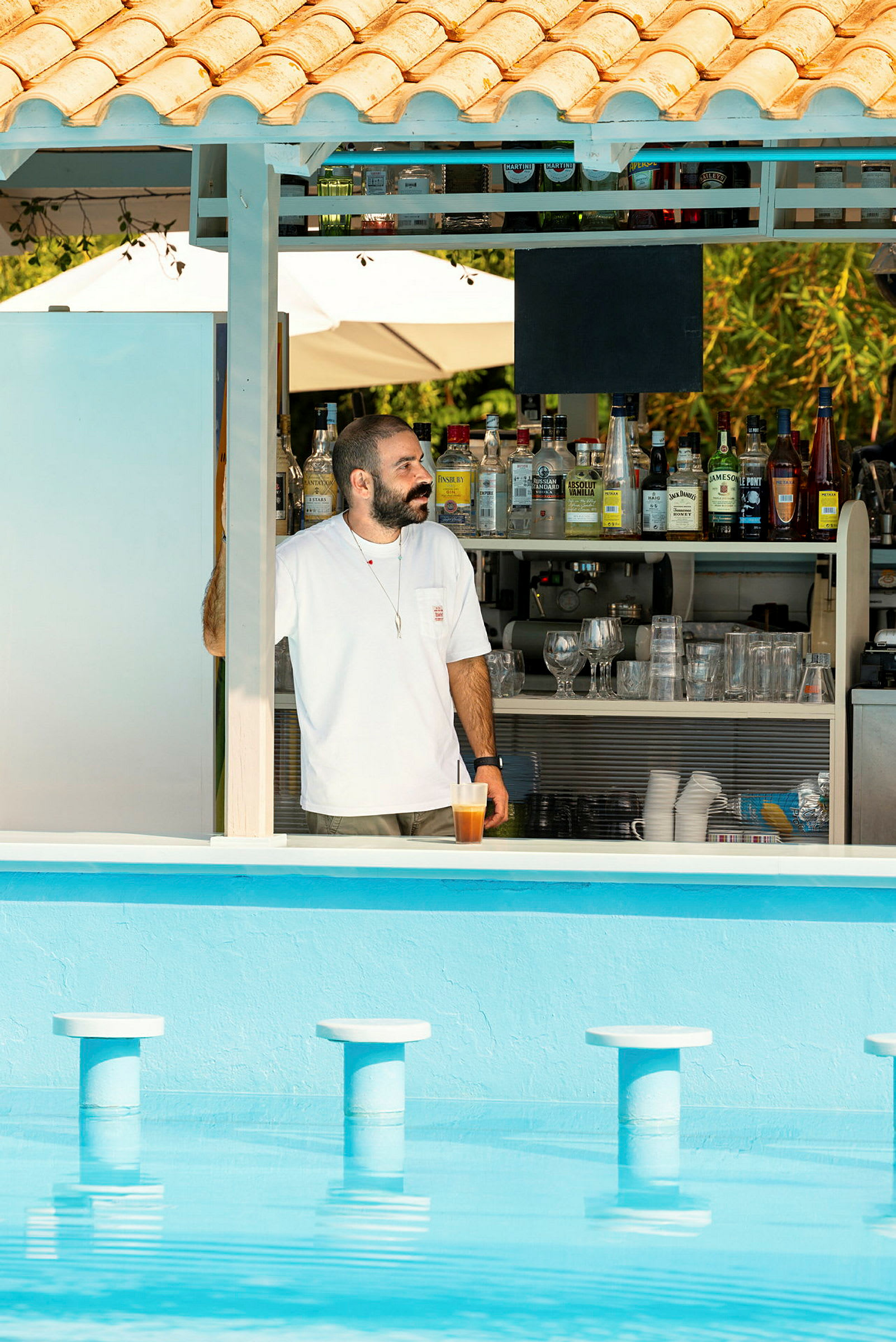 En bar med servering vid en pool med vattensittplatser. (AI-genererad text)