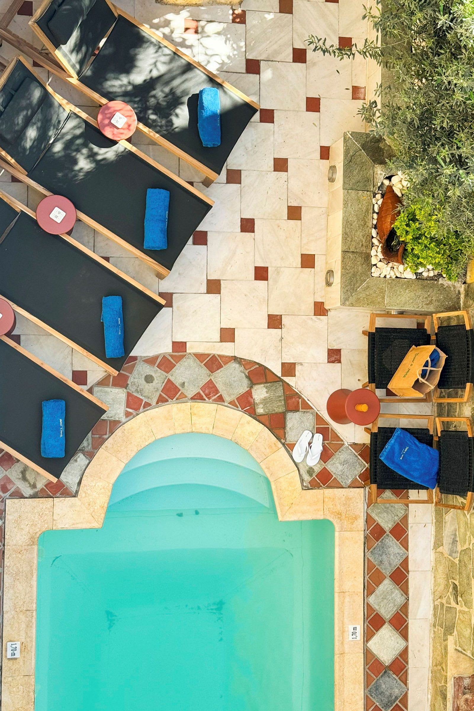 En swimmingpool med omgivande solstolar och handdukar. (AI-genererad text)