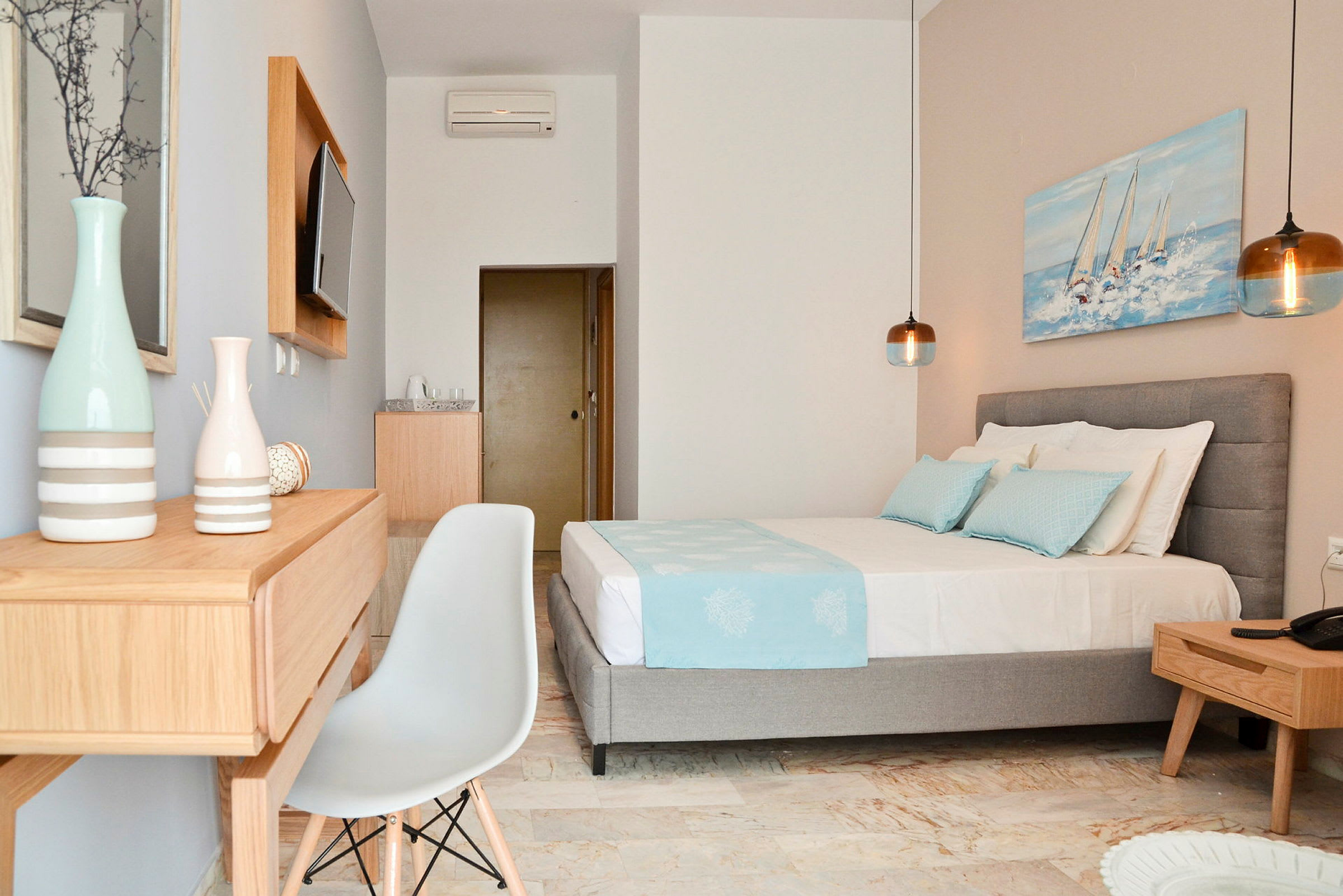 Ett hotellrum med en modern inredning, inkluderar en säng och möbler. (AI-genererad text)