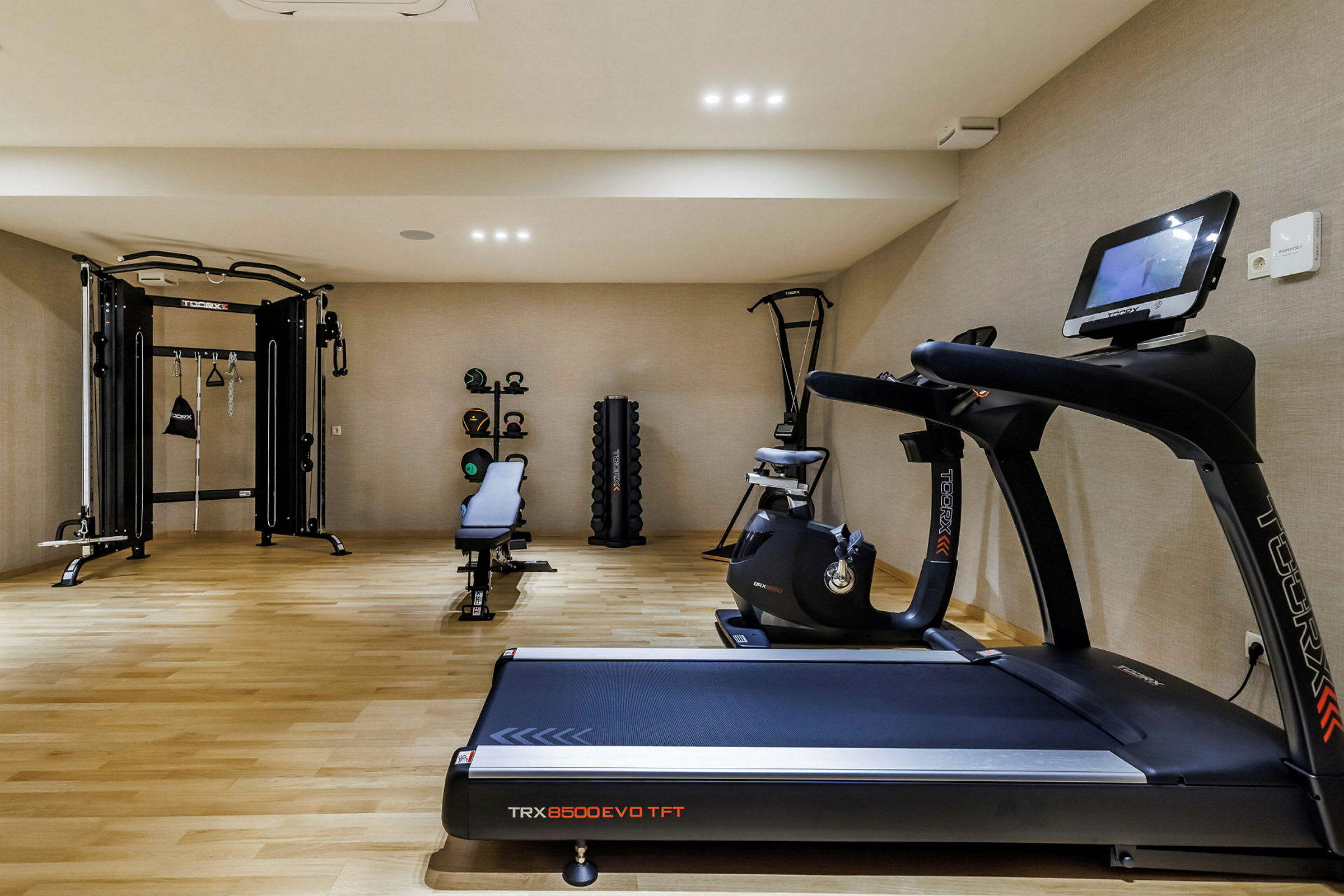 Bild av ett gym med träningsutrustning såsom löpband och styrketräningsmaskiner. (AI-genererad text)