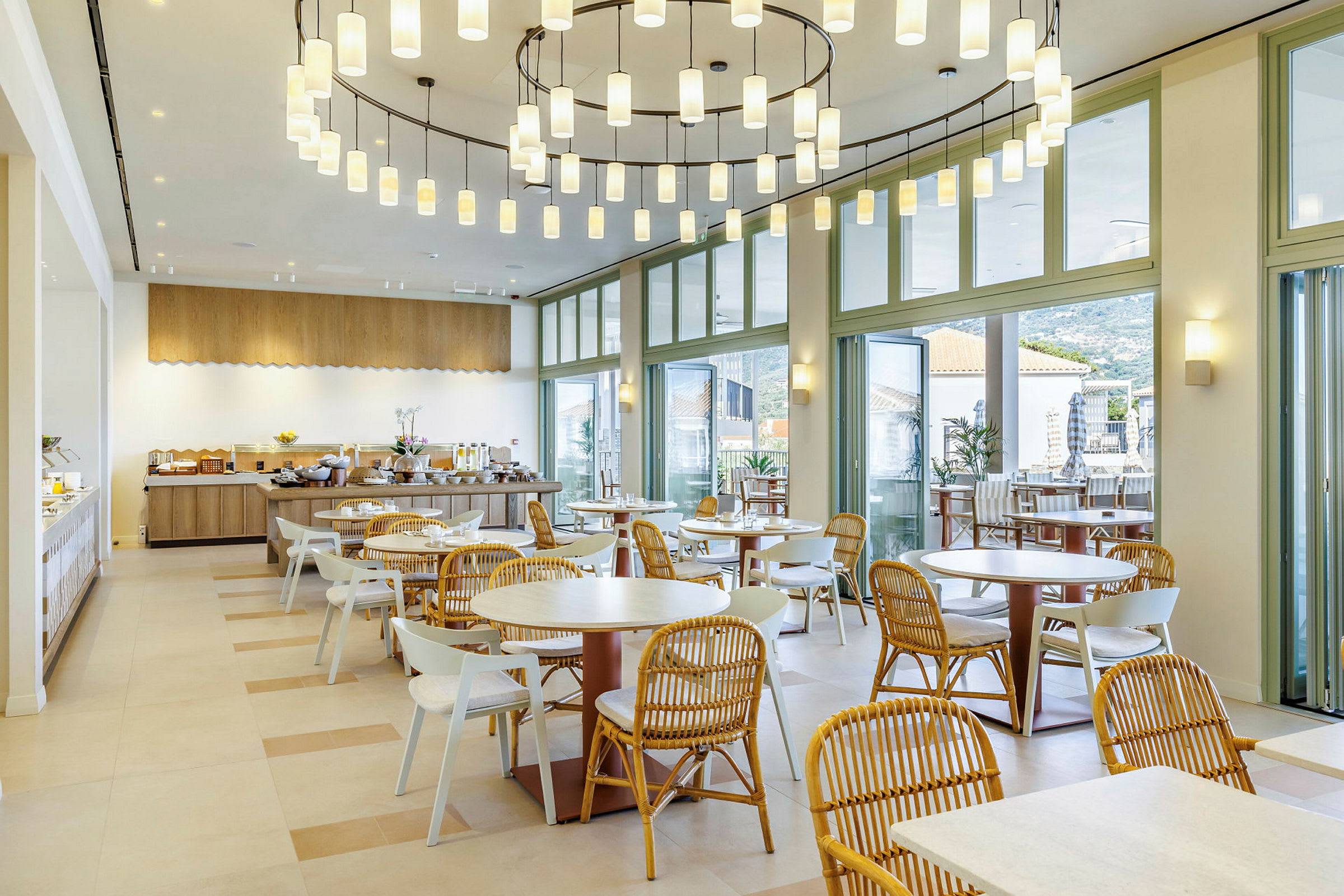 En modern restaurang med stora fönster och runda bord och stolar. (AI-genererad text)