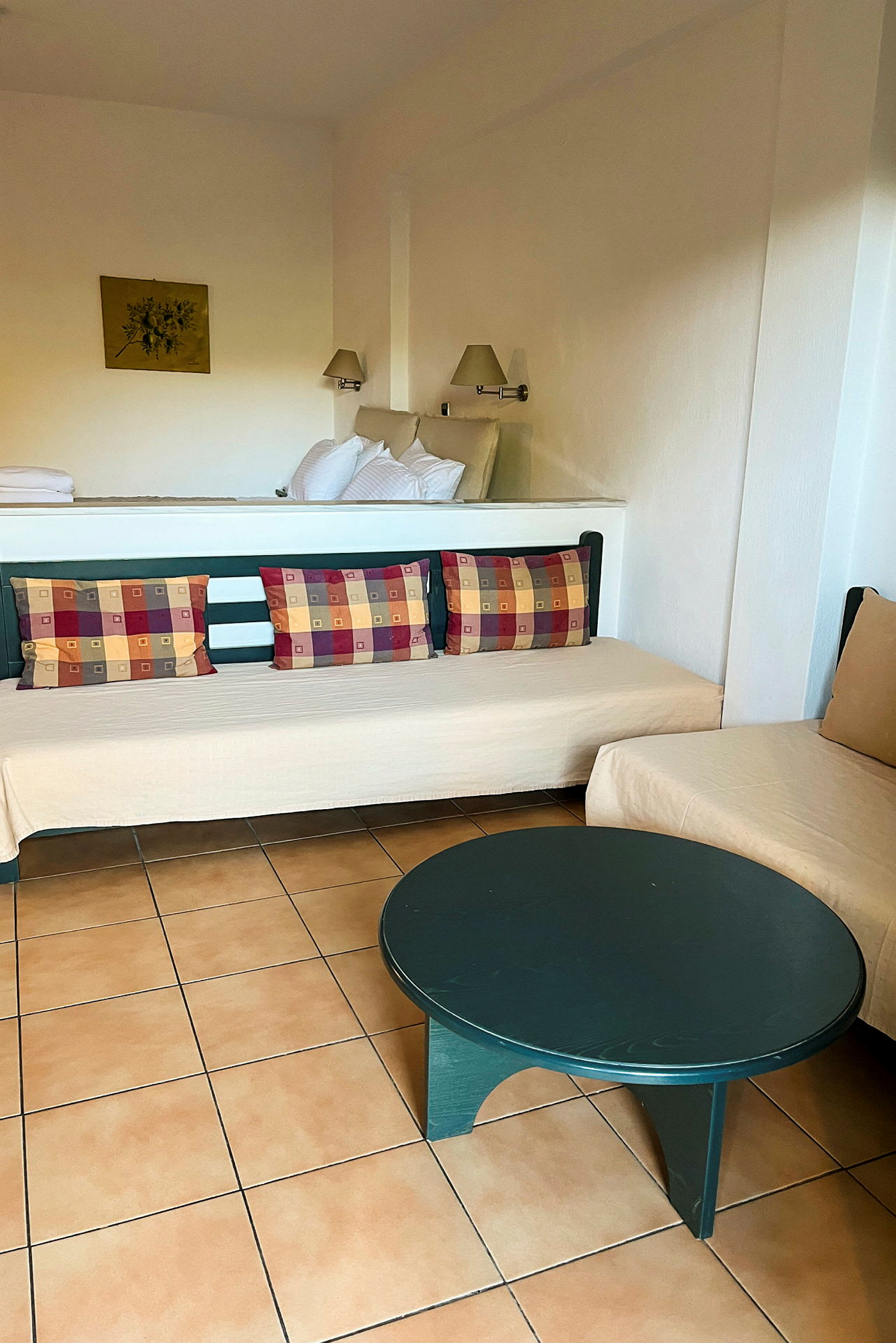 Ett hotellrum med bäddsoffa och soffbord. (AI-genererad text)
