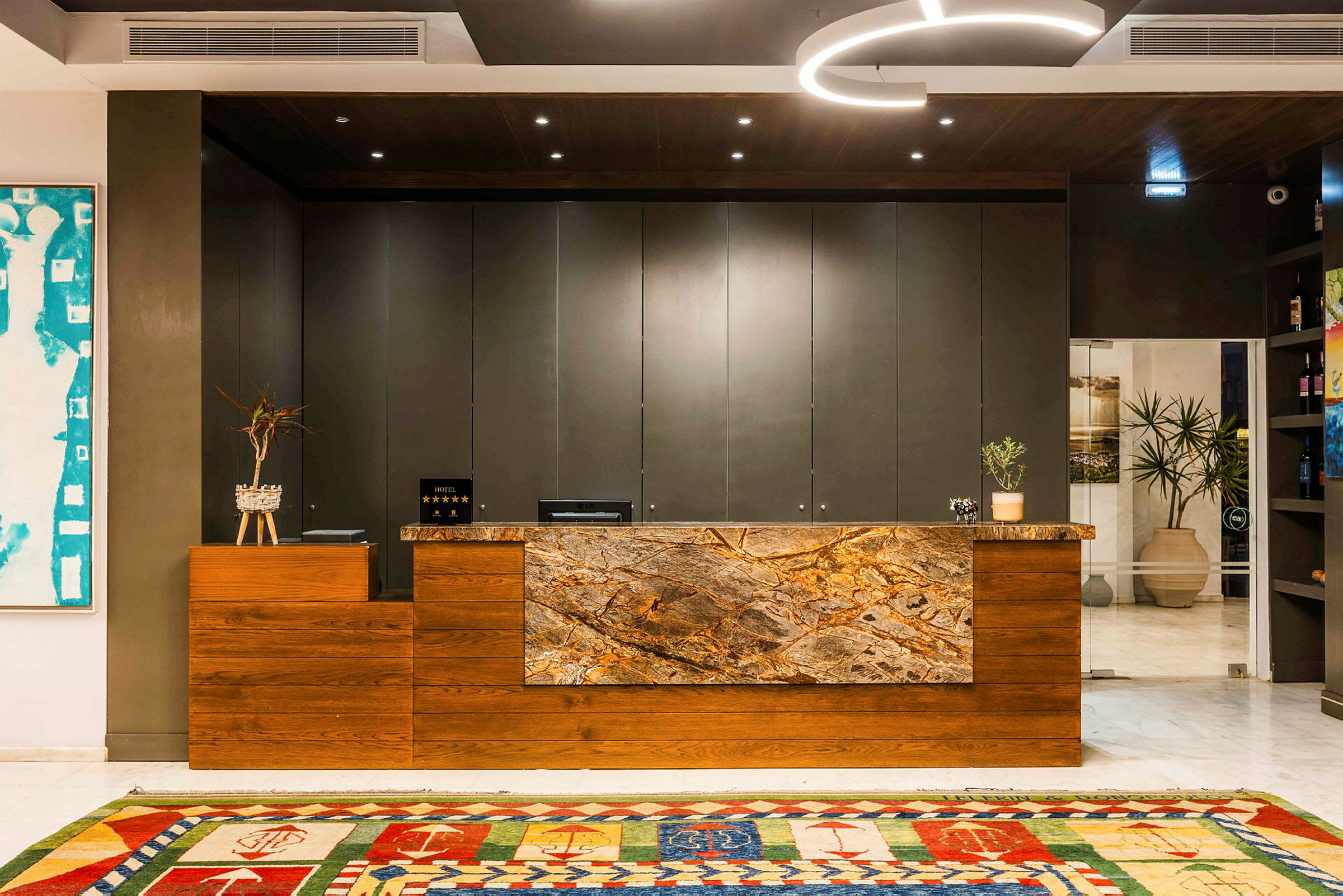 Reception med modern inredning, inklusive mörka paneler och en elegant trä- och stendisk. (AI-genererad text)