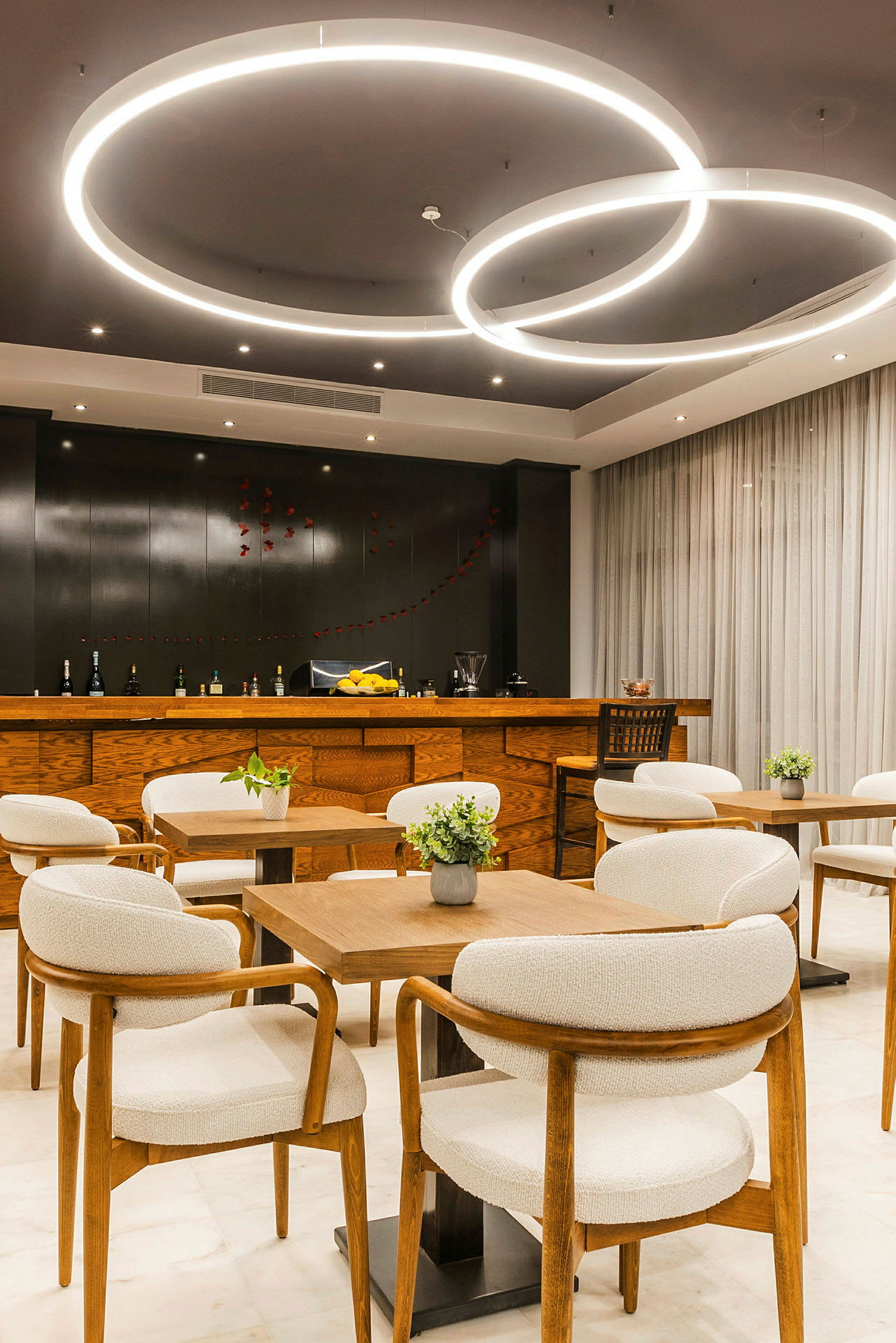 En modern lounge med träbord och vita stolar i en elegant miljö. (AI-genererad text)