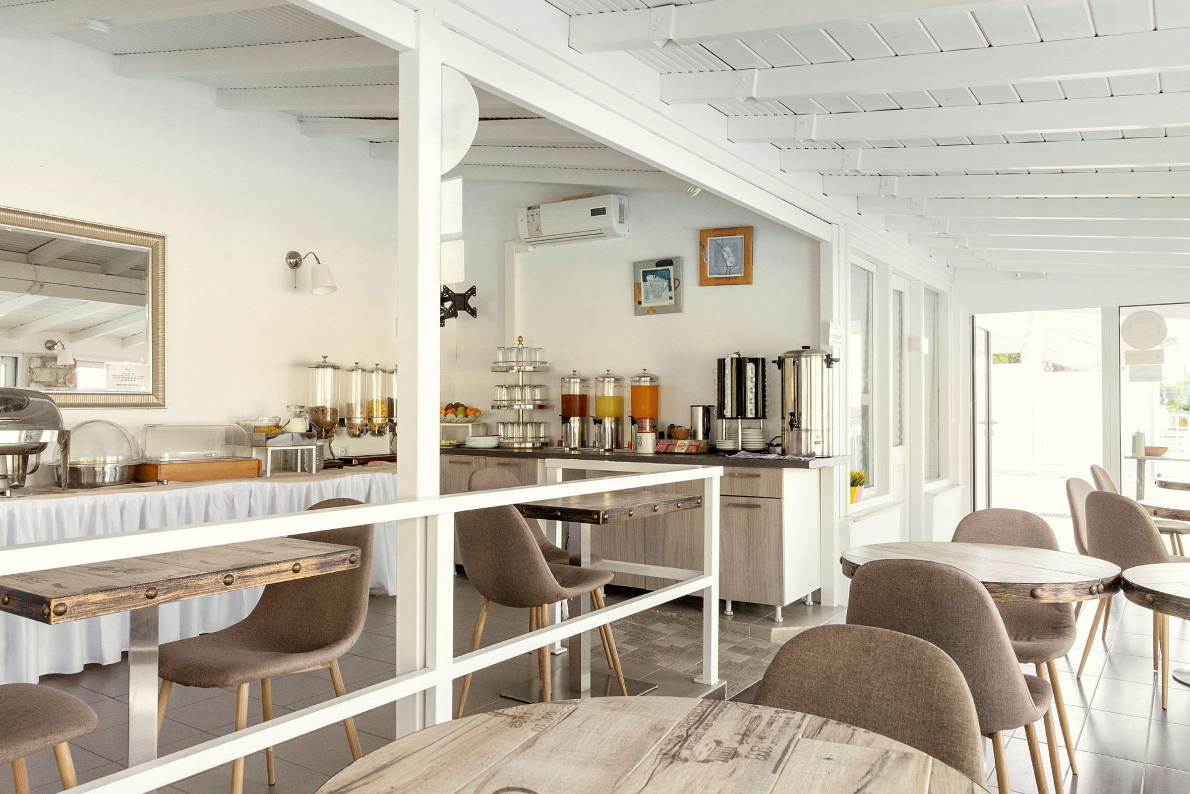 En matplats med bord och stolar samt en serveringsbuffé. (AI-genererad text)