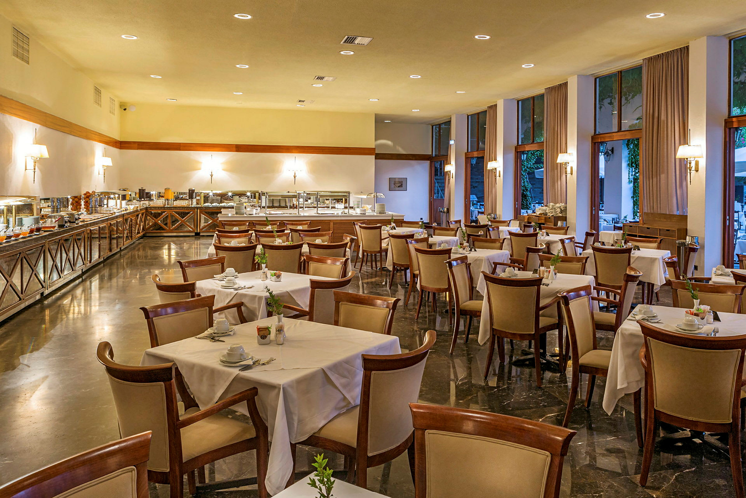 Bild av en restaurang med dukade bord och bufféområde. (AI-genererad text)