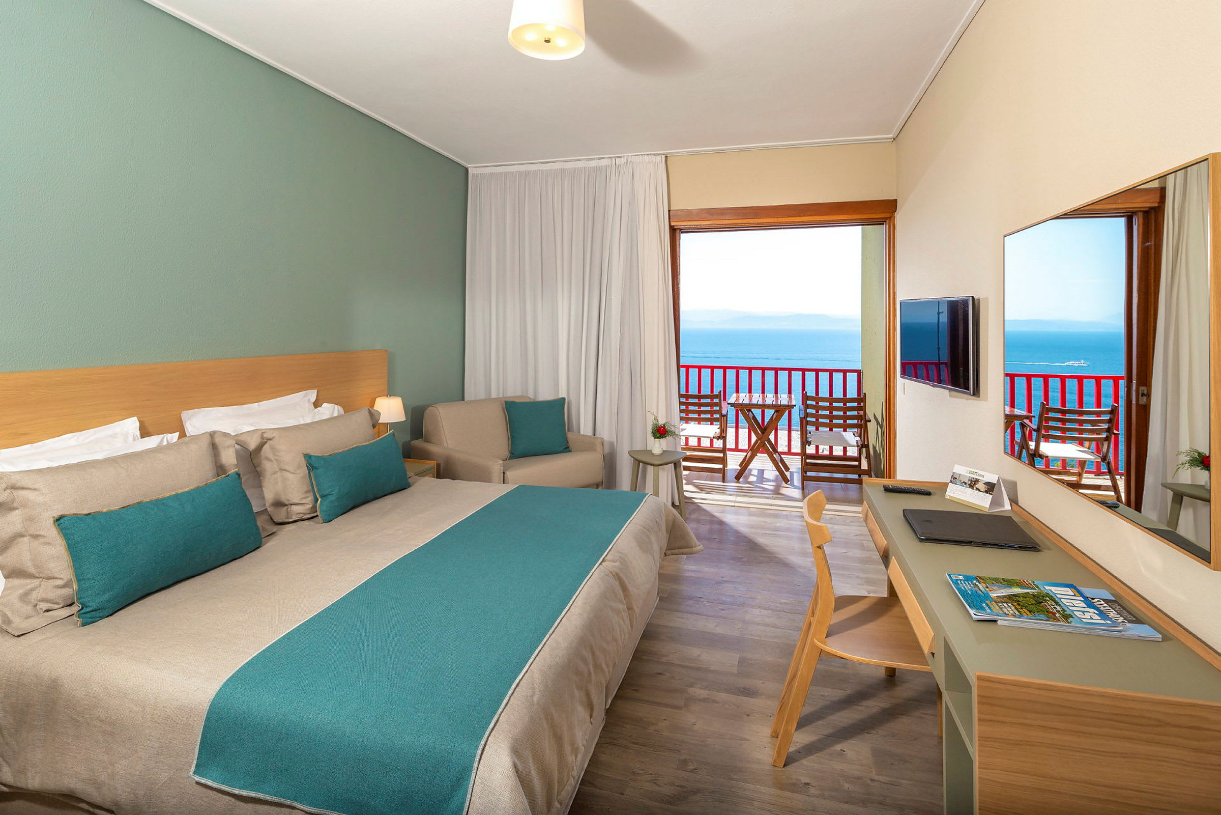 Hotellrum med dubbelsäng och balkong med havsutsikt. (AI-genererad text)