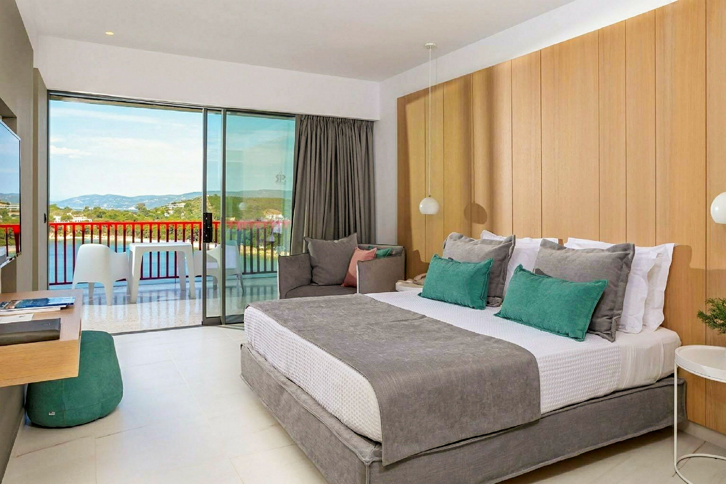 Hotellrum med balkong och utsikt över landskap. (AI-genererad text)